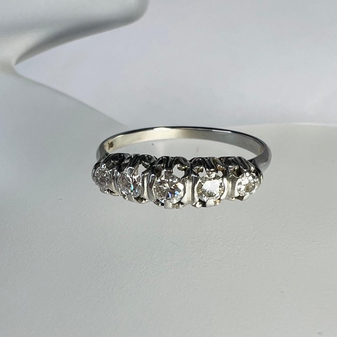 Présenter un,

Une bague édouardienne avec un diamant serti sur un anneau en or blanc.

Les diamants sont naturels et extraits de la terre, approximativement 0,35ctw

L'anneau a une largeur de 4 mm, une hauteur de 4 mm et une tige de 1 mm

Poids