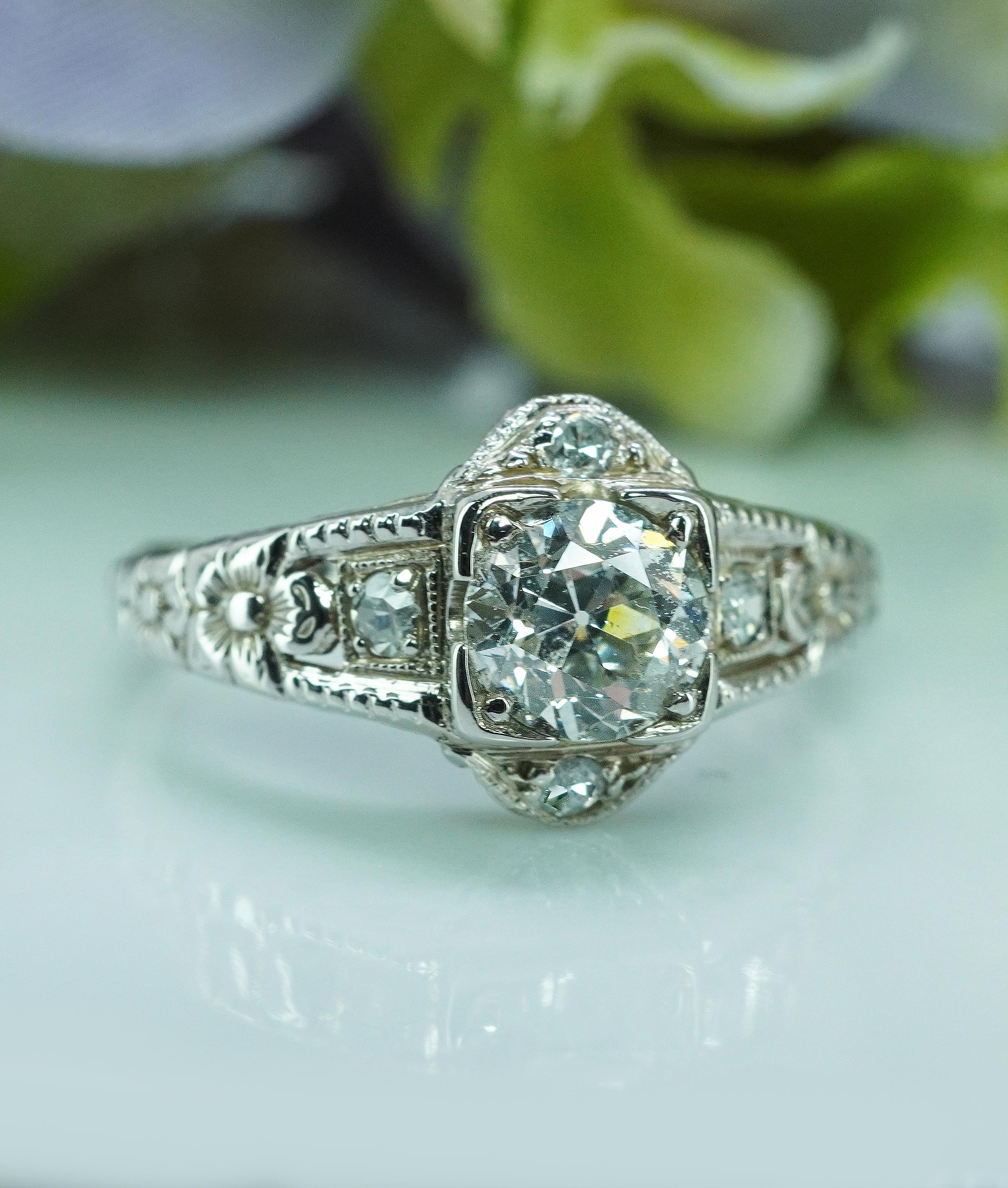  Anello edoardiano in oro bianco 18 carati con diamante antico di proprietà da 0,67 ct.

Questo affascinante pezzo di proprietà edoardiana è realizzato in lussuoso e costoso oro bianco 18 carati e incastonato con diamanti scintillanti. È firmato