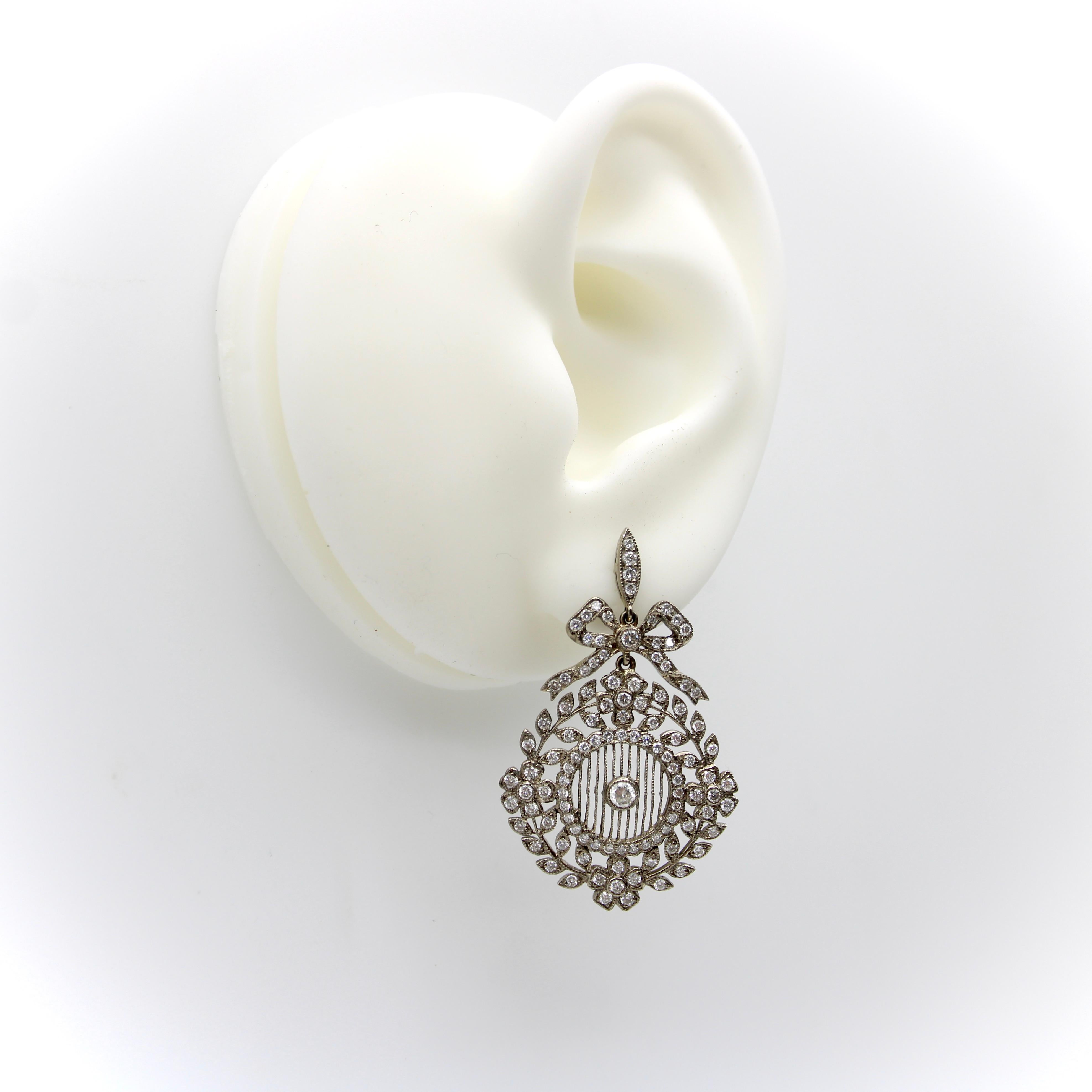 Edwardian 18K Weißgold Pave Diamant Ohrringe mit Schleifen und floralen Medaillons im Angebot 5