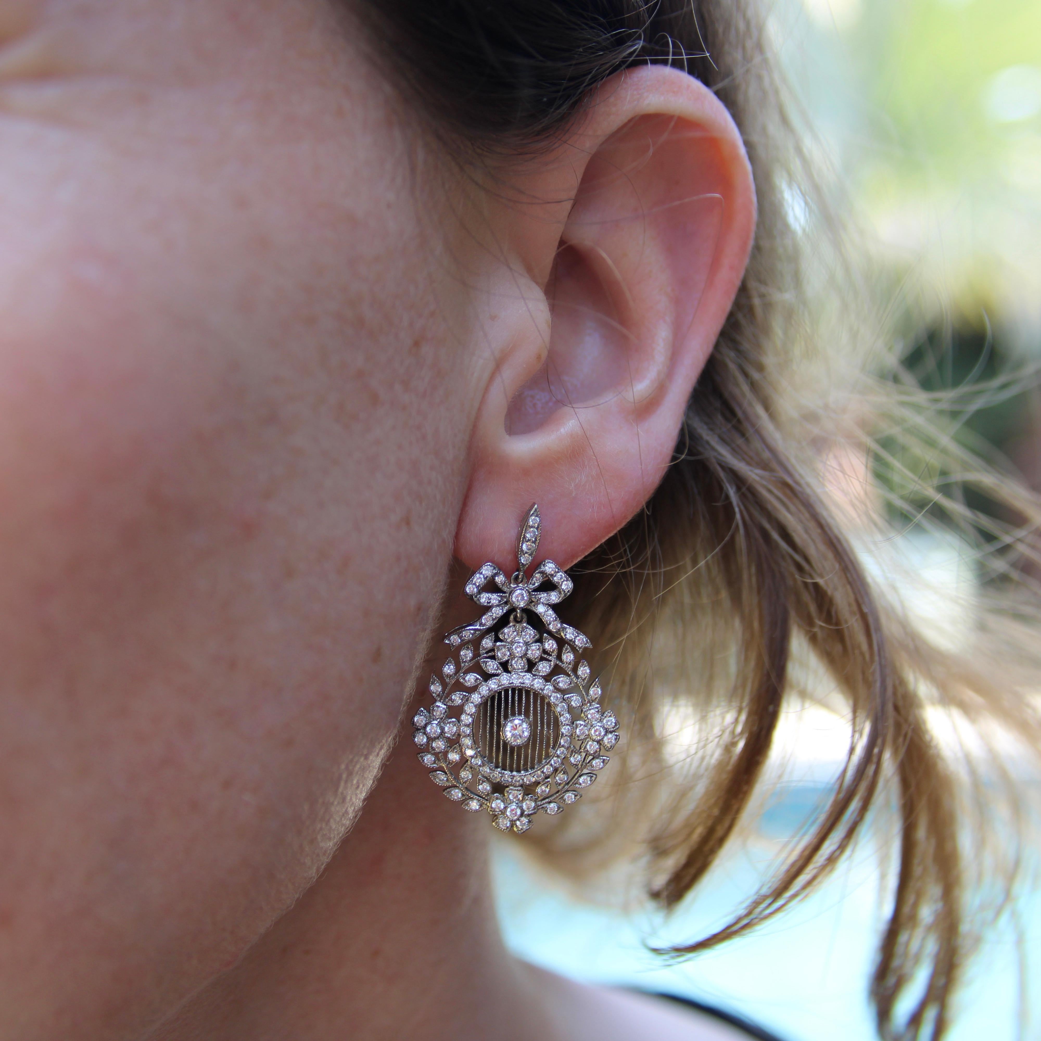 Boucles d'oreilles édouardiennes en or blanc 18K avec diamants pavés, nœuds et médaillons floraux en vente 5
