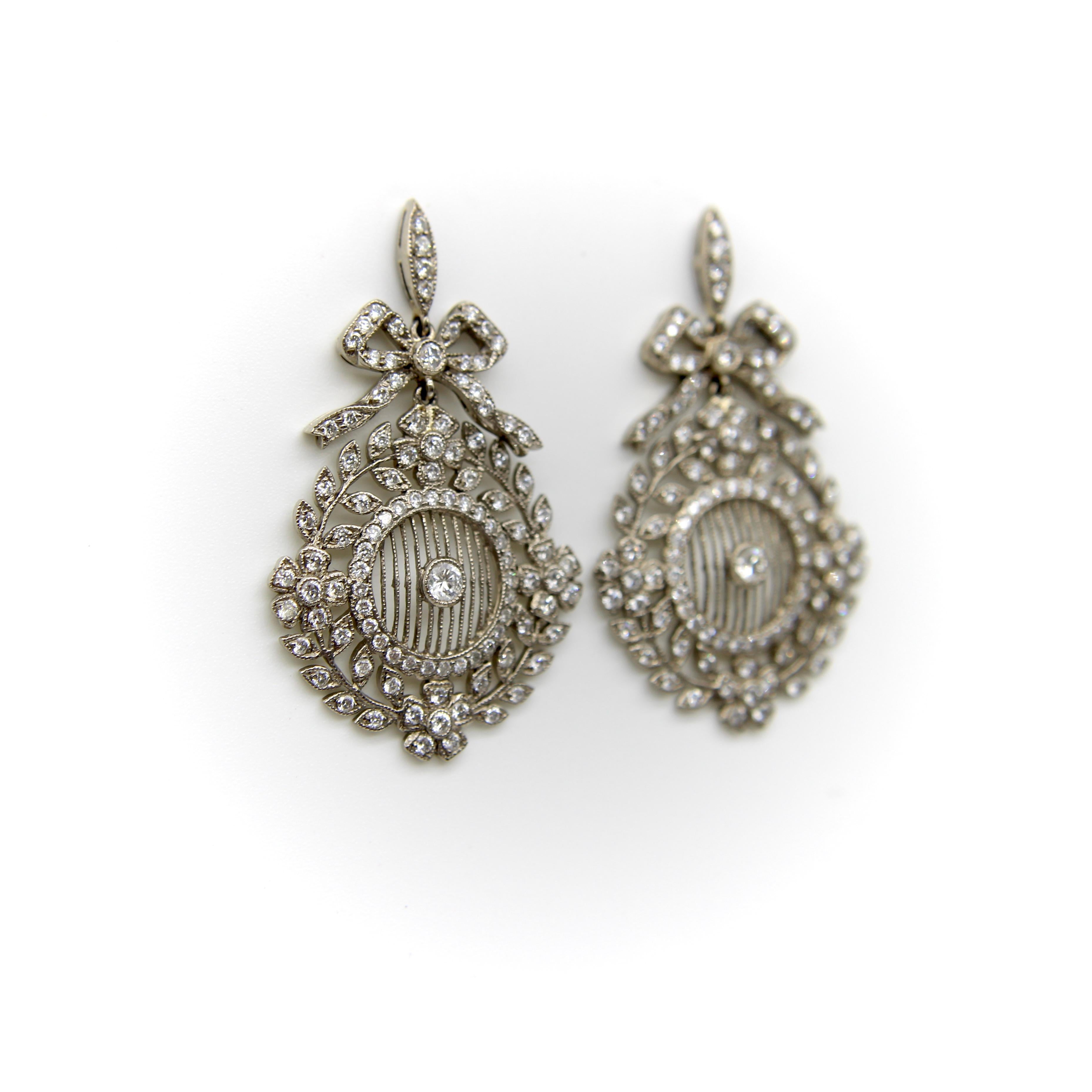 Edwardian 18K Weißgold Pave Diamant Ohrringe mit Schleifen und floralen Medaillons (Rundschliff) im Angebot