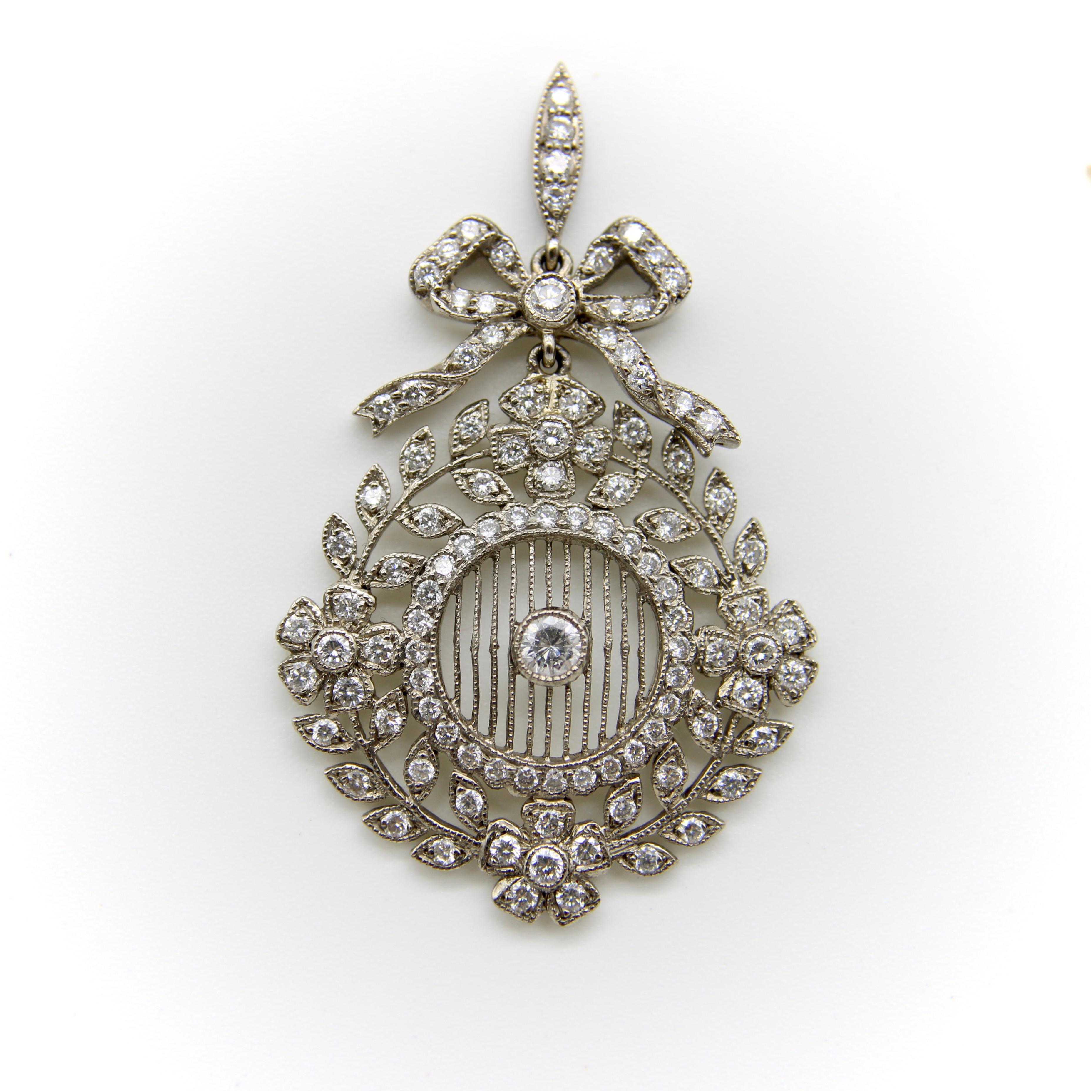 Edwardian 18K Weißgold Pave Diamant Ohrringe mit Schleifen und floralen Medaillons im Zustand „Gut“ im Angebot in Venice, CA