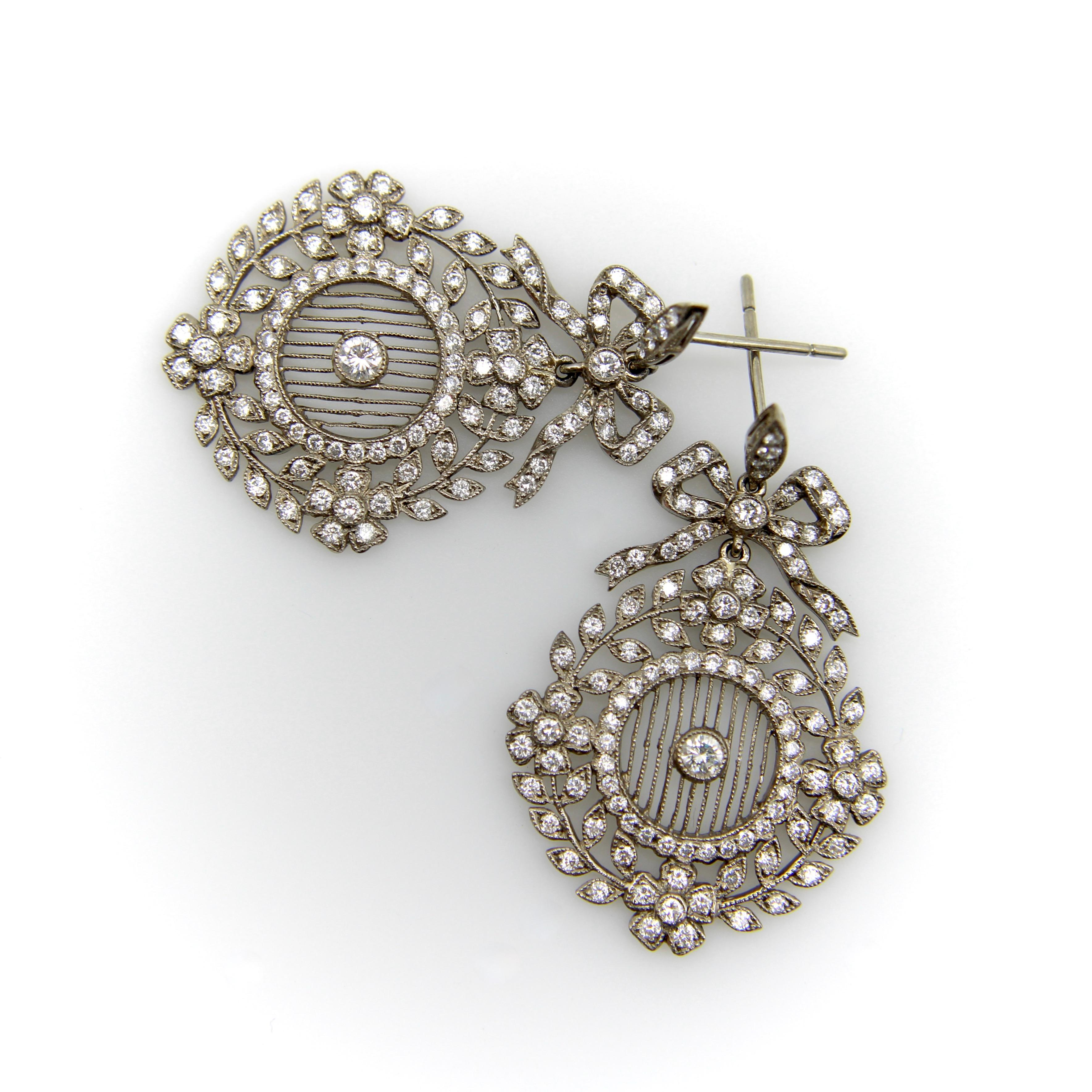 Edwardian 18K Weißgold Pave Diamant Ohrringe mit Schleifen und floralen Medaillons für Damen oder Herren im Angebot
