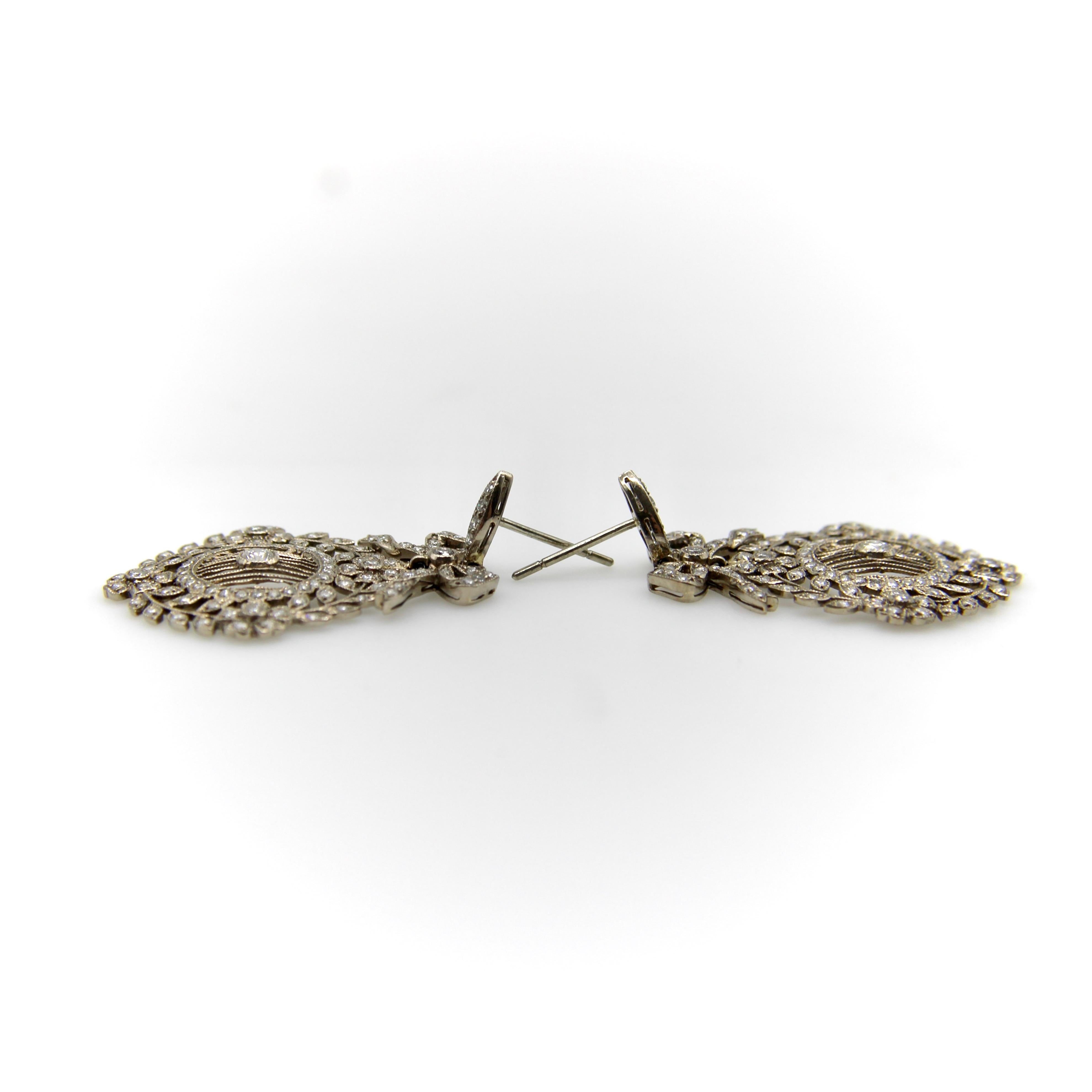 Edwardian 18K Weißgold Pave Diamant Ohrringe mit Schleifen und floralen Medaillons im Angebot 1