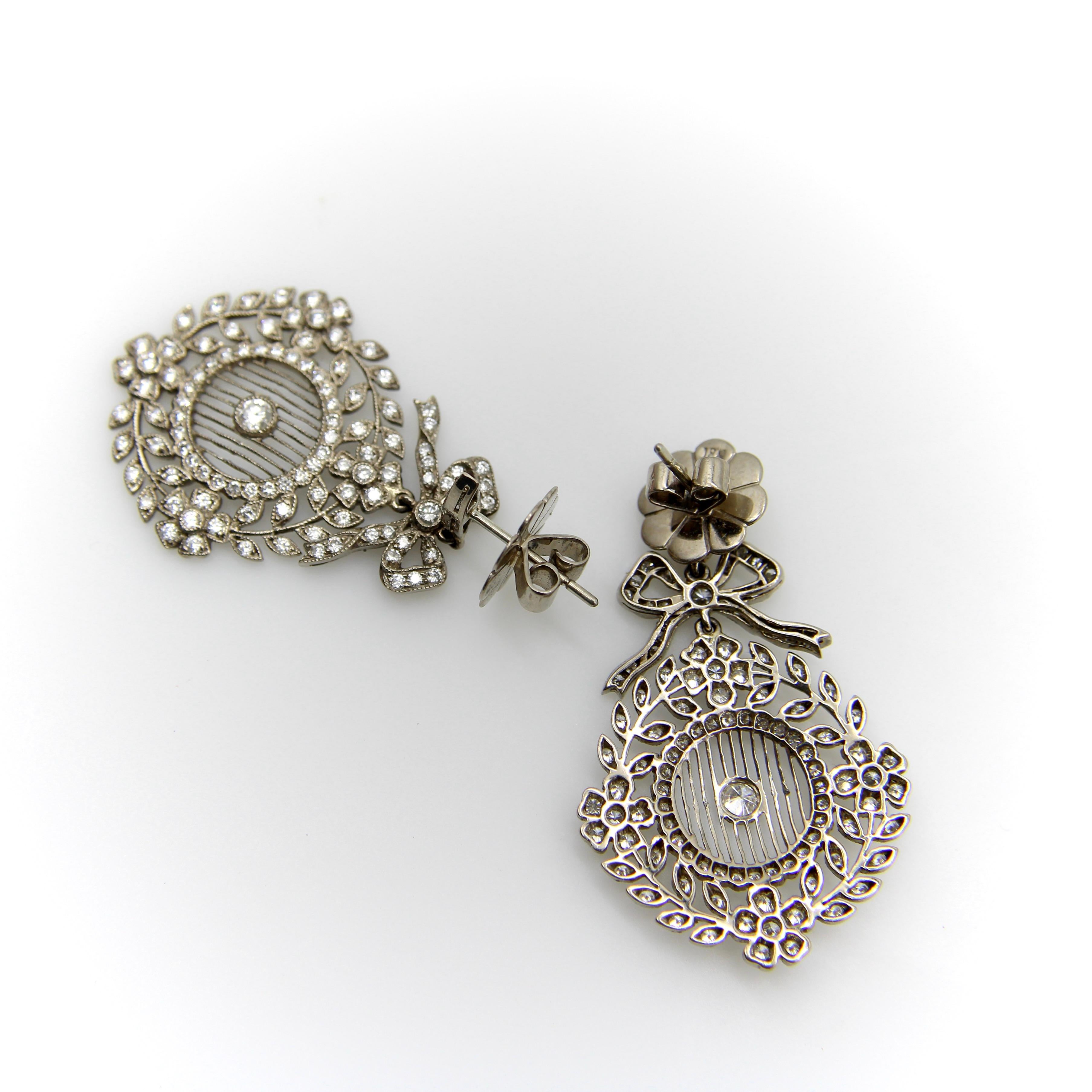 Edwardian 18K Weißgold Pave Diamant Ohrringe mit Schleifen und floralen Medaillons im Angebot 2