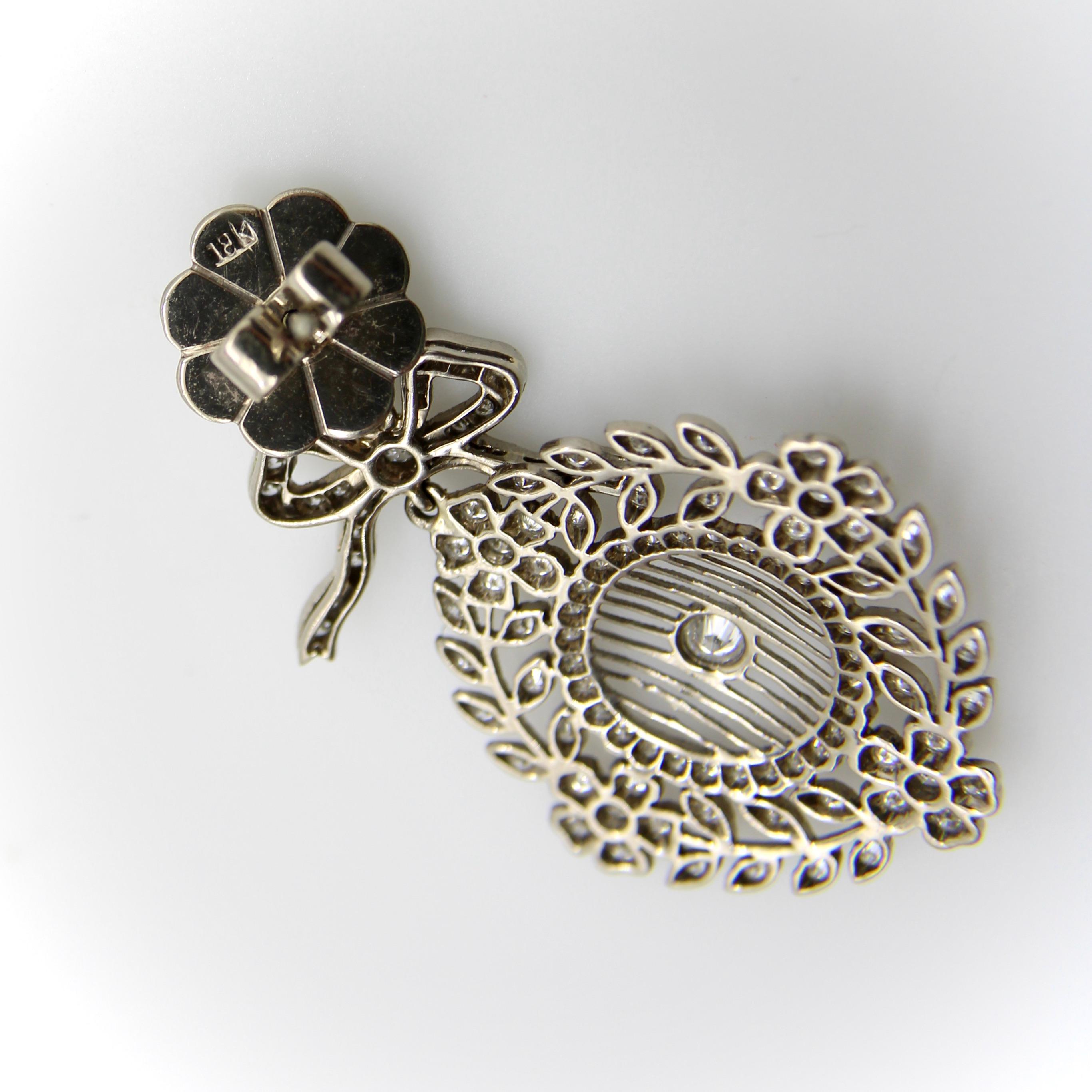 Edwardian 18K Weißgold Pave Diamant Ohrringe mit Schleifen und floralen Medaillons im Angebot 3