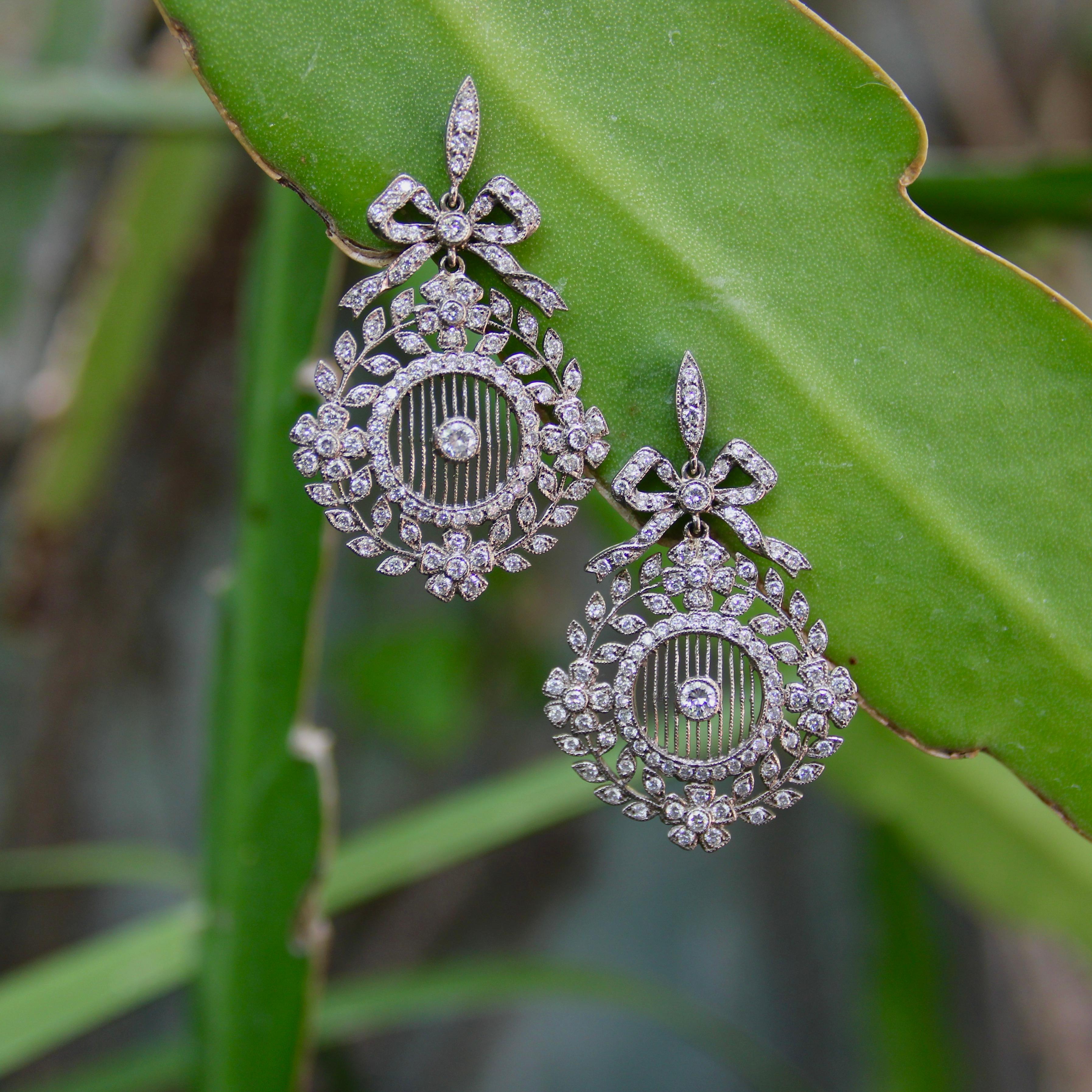 Edwardian 18K Weißgold Pave Diamant Ohrringe mit Schleifen und floralen Medaillons im Angebot 4