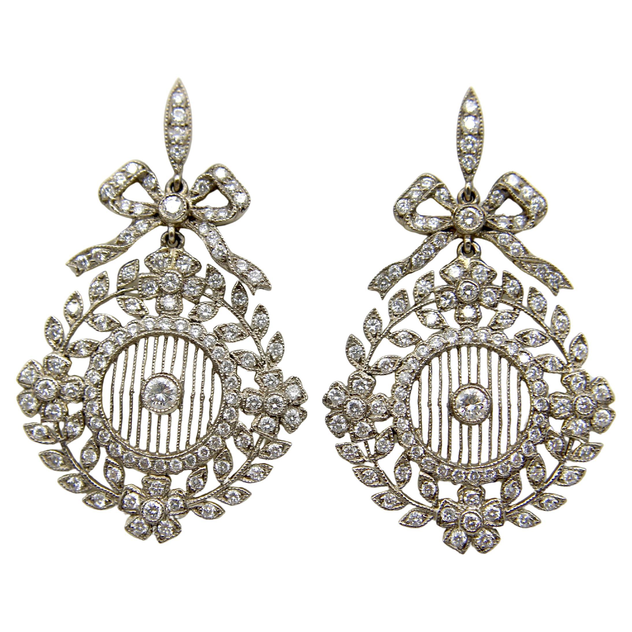 Edwardian 18K Weißgold Pave Diamant Ohrringe mit Schleifen und floralen Medaillons im Angebot