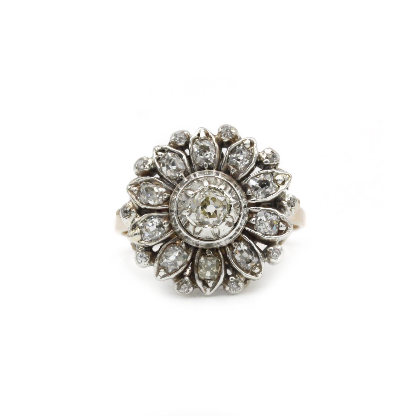 Edwardian 18K Yellow Gold Old European–Cut Diamond Floral Cluster Ring In Good Condition For Sale In MONTMORENCY, FR