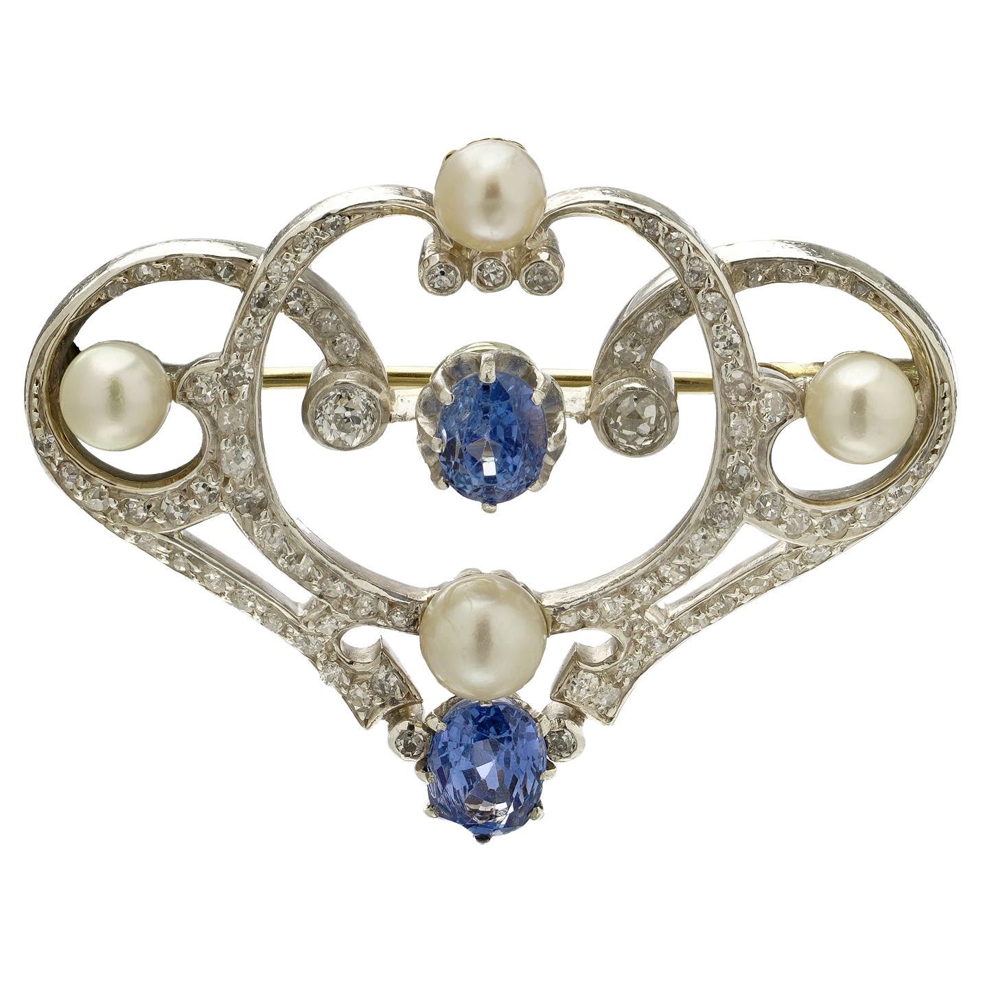 Broche édouardienne en or 18kt et platine avec saphirs, diamants et perles en vente