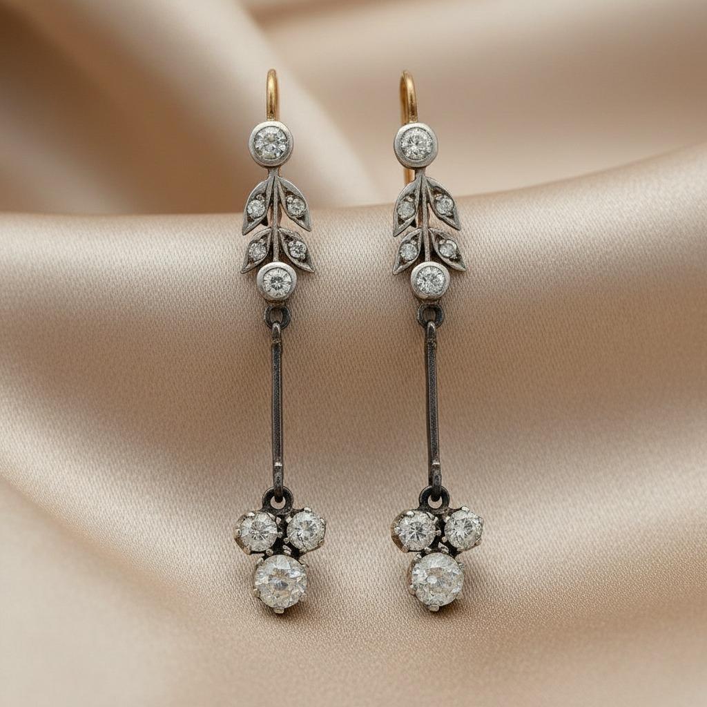 Edwardian 18kt Gold and Platinum hanging Earrings with 1.06 Cts in Diamonds (Alteuropäischer Brillantschliff) im Angebot