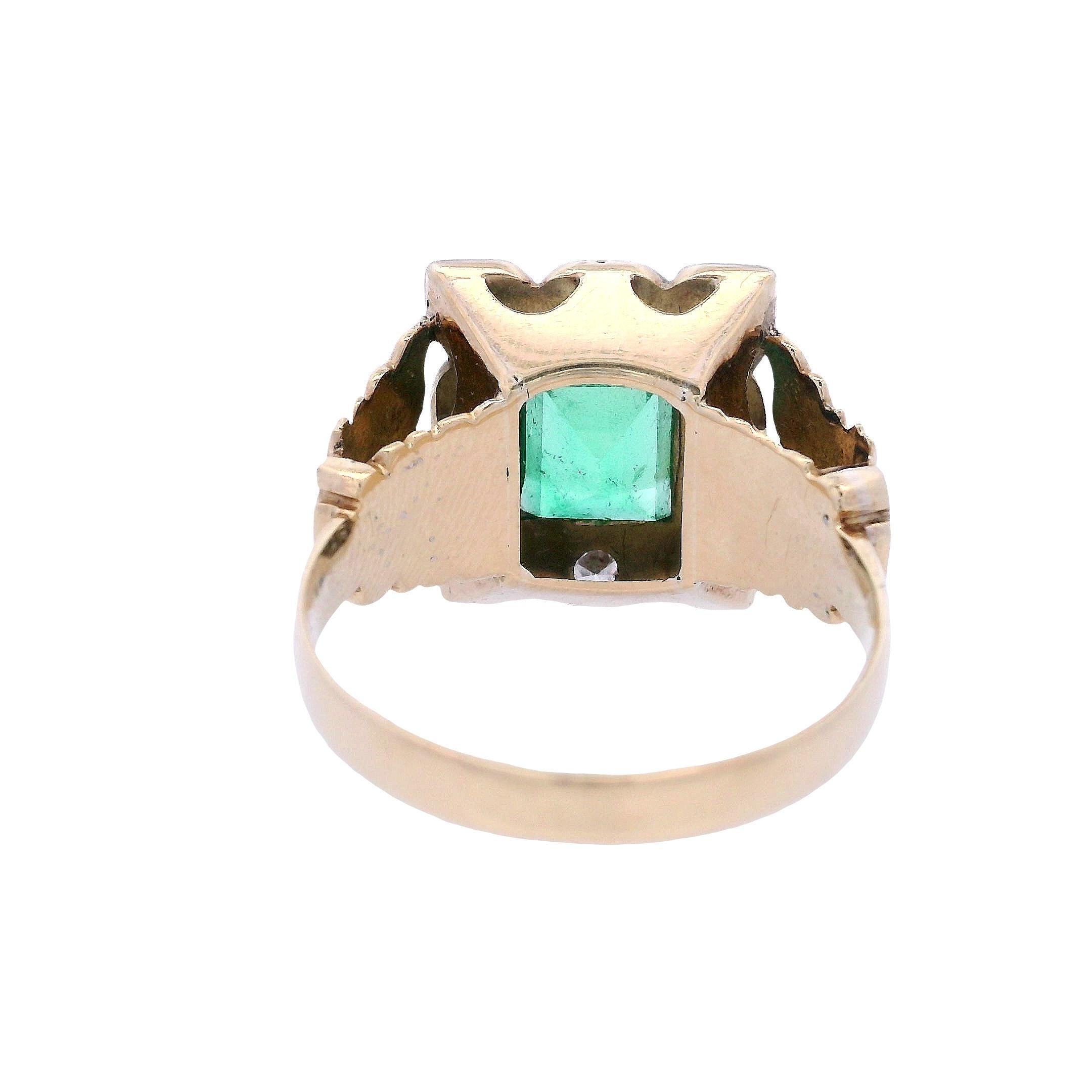 Edwardian 18kt Gold and Platinum Ring with Emerald and Diamonds Unisexe en vente