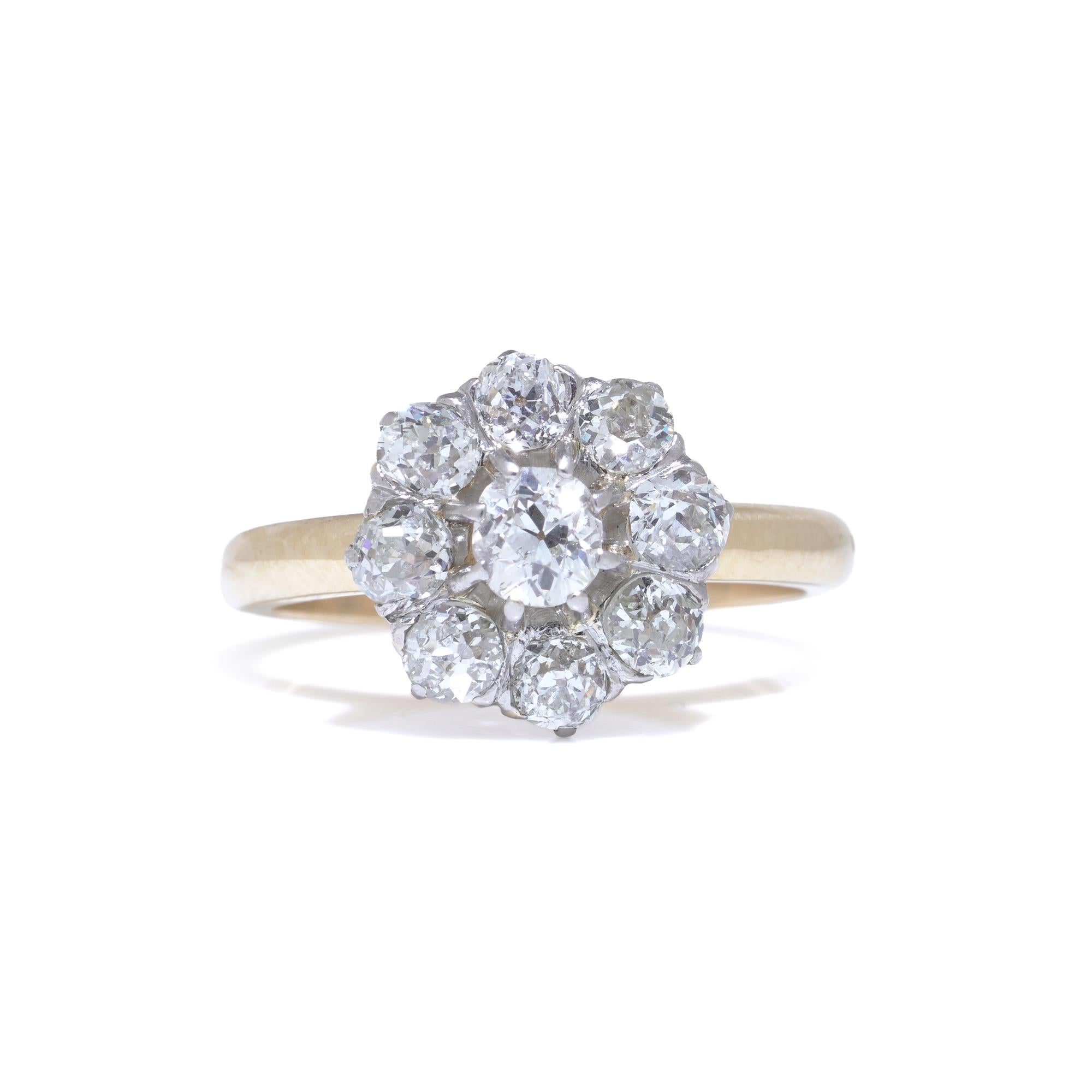 Taille vieille Europe Edwardian 18KT Gold Diamond Daisy Cluster Ring, c.1910 en vente