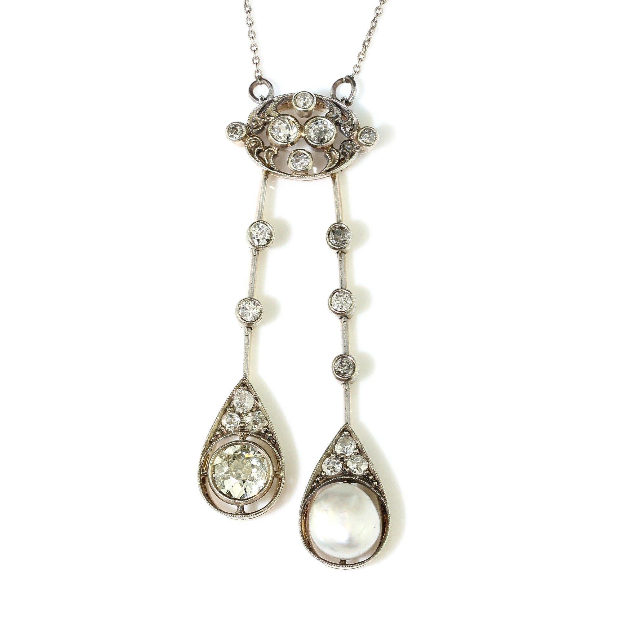 Rehaussez votre style avec cet exquis collier édouardien en or 18 carats, doté d'un superbe pendentif. 

Fabriquée à la main en 1910, cette pièce met en valeur une perle naturelle de 9 mm de diamètre et des diamants de taille ancienne. 