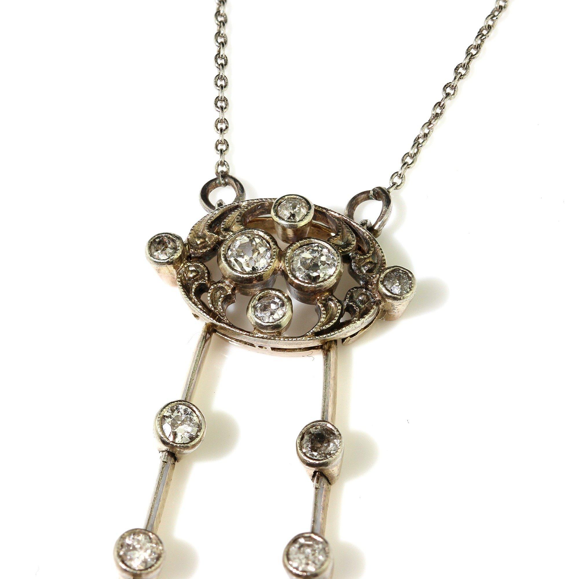 Edwardian 18kt gold necklace, featuring a stunning diamond and pearl pendant.  In Good Condition For Sale In Braintree, GB
