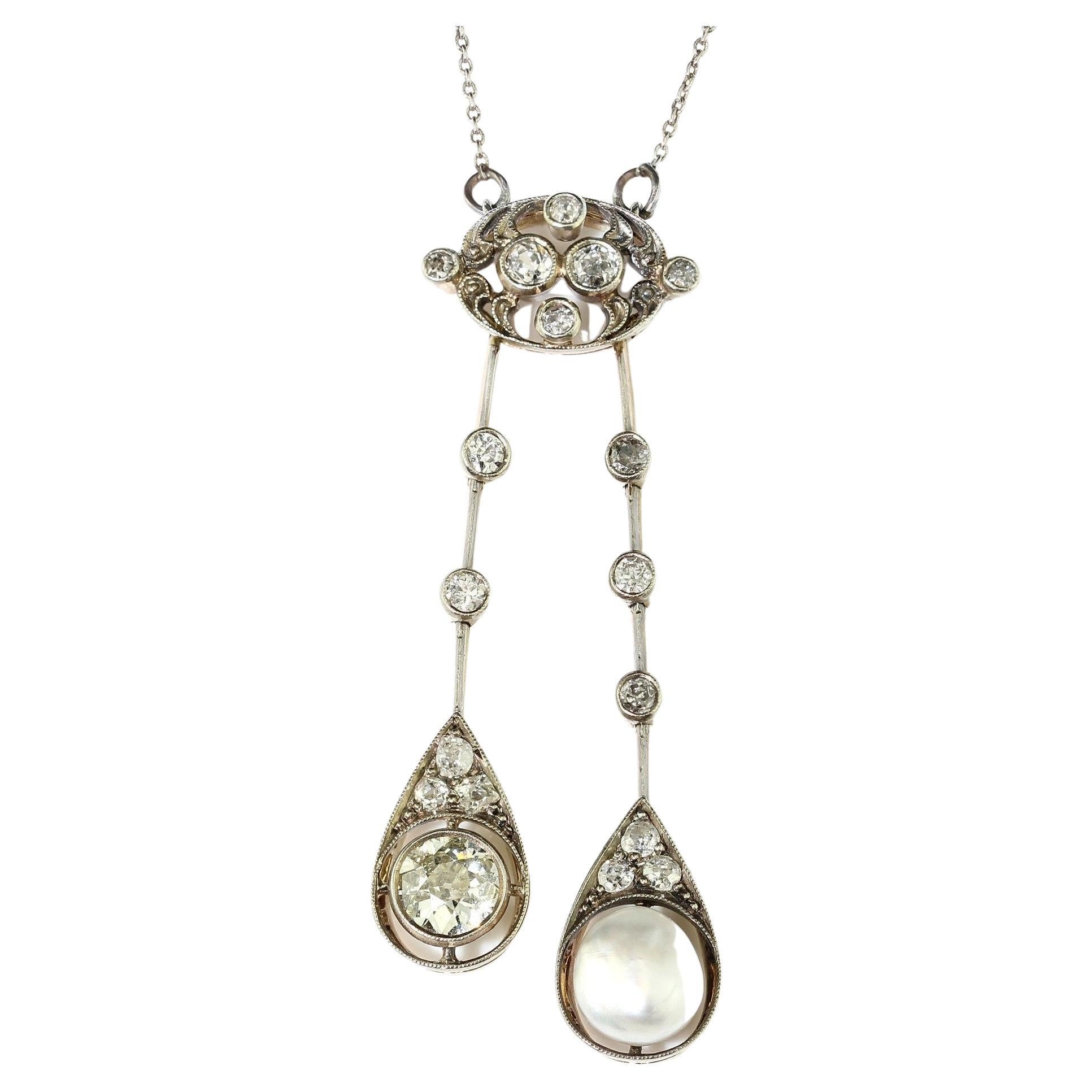 Edwardian 18kt gold necklace, featuring a stunning diamond and pearl pendant. 