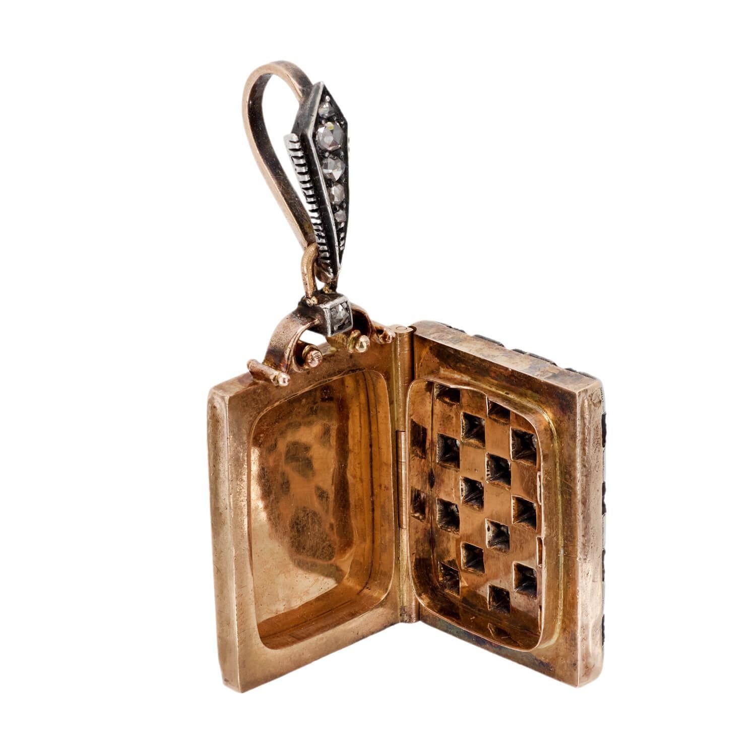 Un bellissimo medaglione a scacchiera di epoca edoardiana (ca. 1910)! Il medaglione è realizzato in oro rosa 14k e platino e presenta un attraente design a scacchiera. Un motivo di pietre di onice a taglio quadrato e diamanti scintillanti a taglio