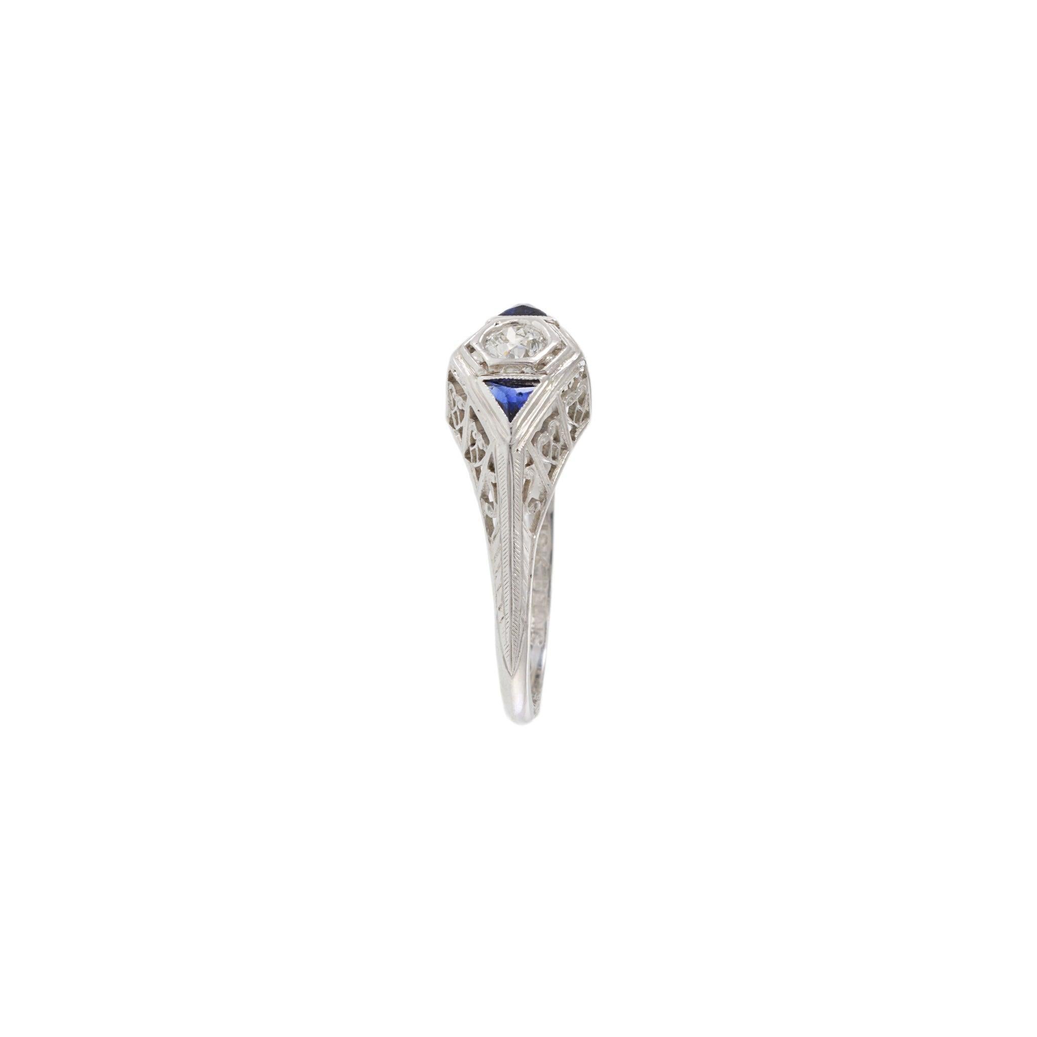 Anillo eduardiano de diamantes y zafiros en filigrana superior de 18 quilates y platino en Bueno estado para la venta en New York, NY