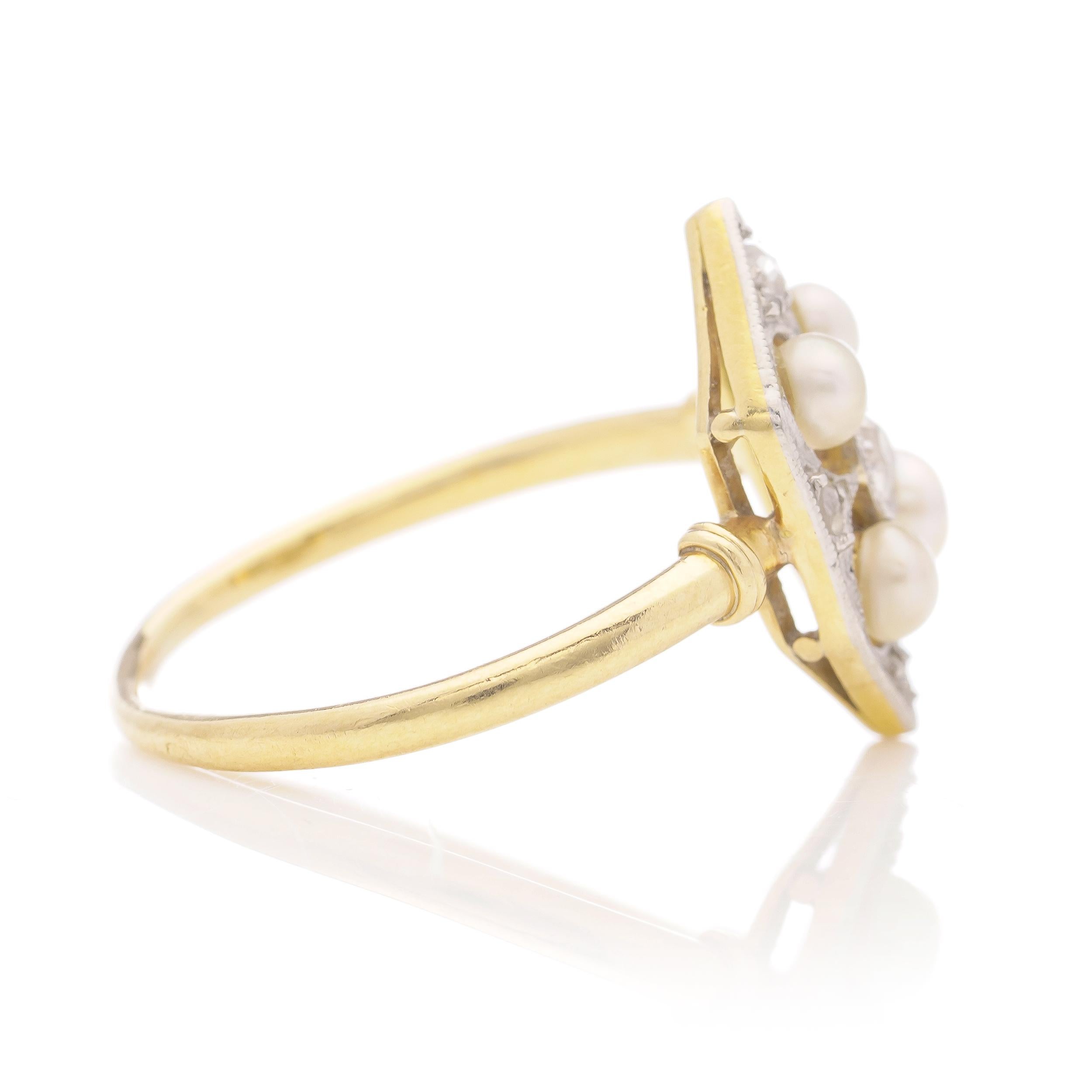 Edwardian 18kt yellow gold and platinum ladies' ring with diamonds and pearls  In Good Condition For Sale In Braintree, GB