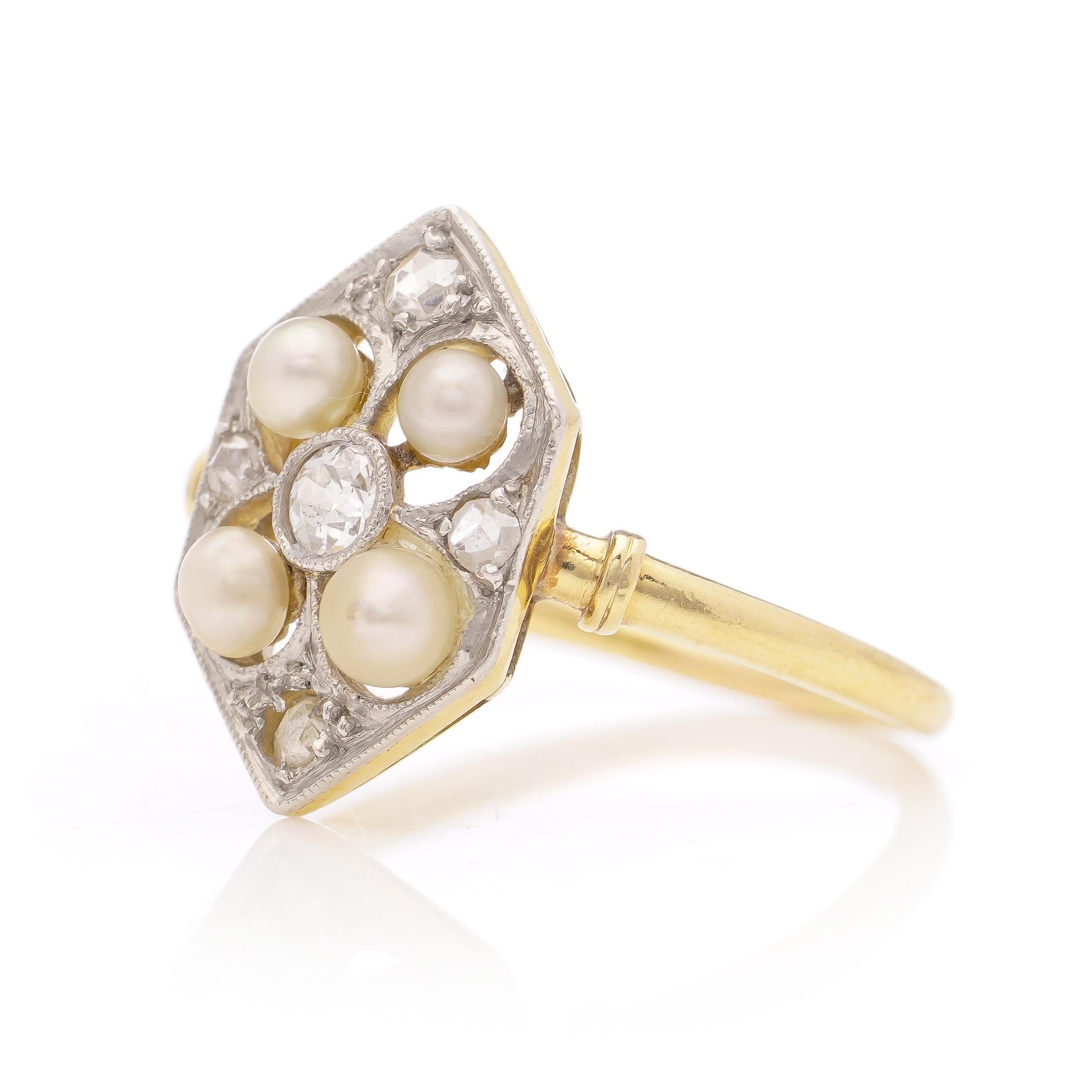 Edwardian 18kt yellow gold and platinum ladies' ring with diamonds and pearls  For Sale 1