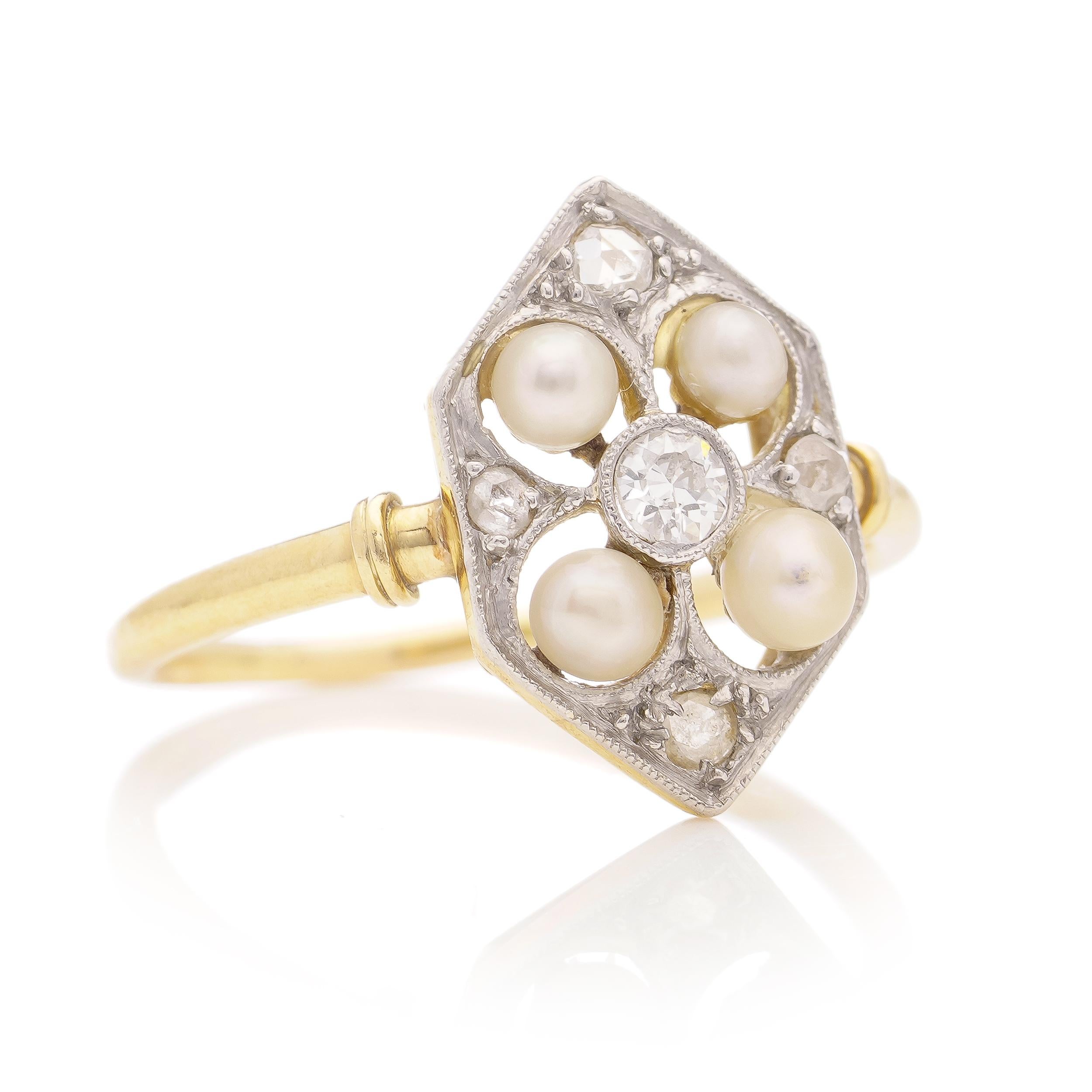 Edwardian 18kt yellow gold and platinum ladies' ring with diamonds and pearls  For Sale 2