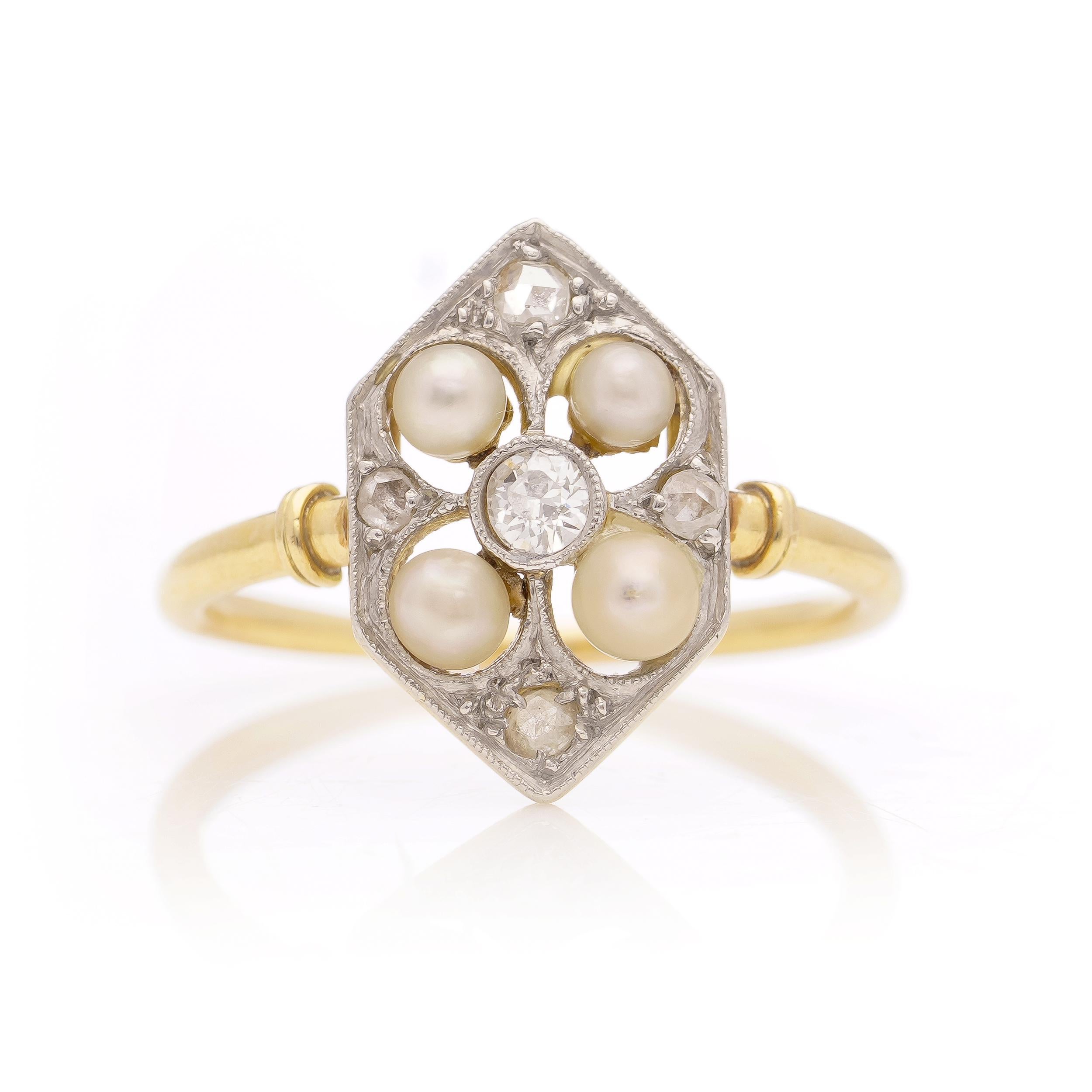 Edwardian 18kt yellow gold and platinum ladies' ring with diamonds and pearls  For Sale 3