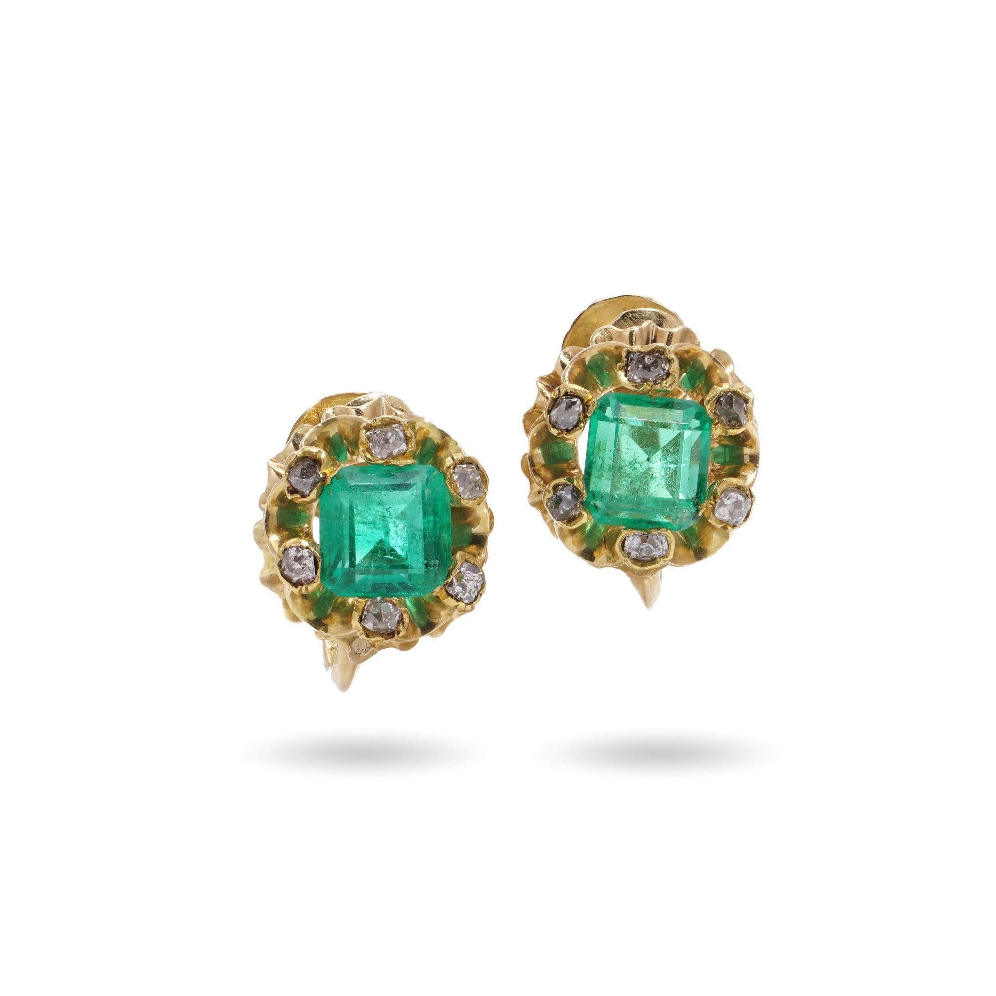 Orecchini a vite in oro giallo 18kt di epoca edoardiana con smeraldi e diamanti.

Dimensioni:
Lunghezza e larghezza: 2,2 x 1,2 cm
Peso: 8 grammi

Smeraldi -
Quantità: 2
Taglio: Quadrato
Peso in carati: 2,60 ( 1,30 carati ciascuno dello