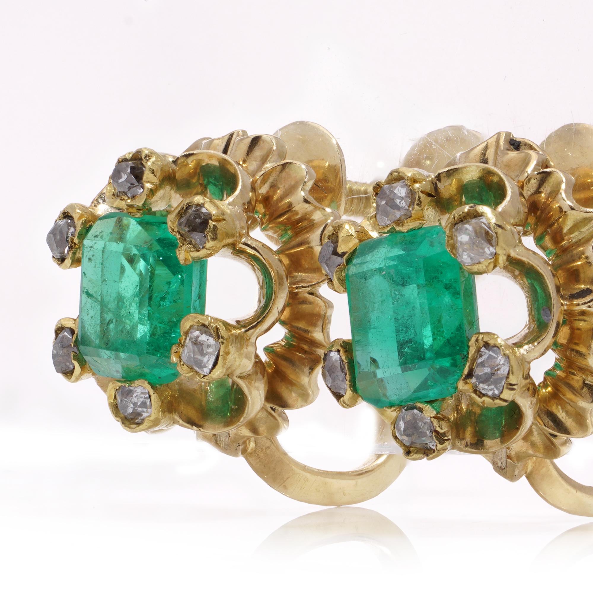 Donna Orecchini a vite in oro giallo 18kt di epoca edoardiana con smeraldo e diamante in vendita