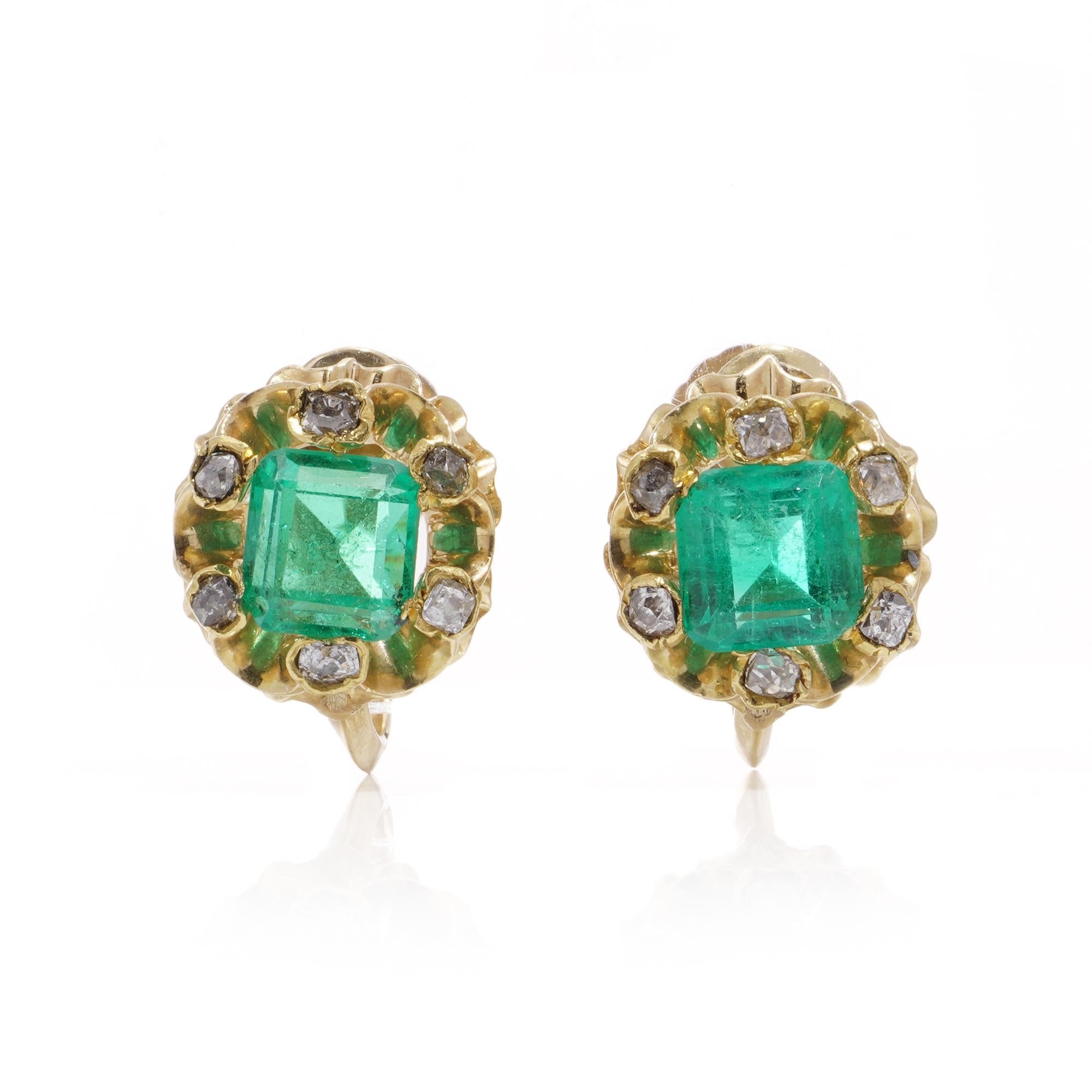Orecchini a vite in oro giallo 18kt di epoca edoardiana con smeraldo e diamante in vendita 4