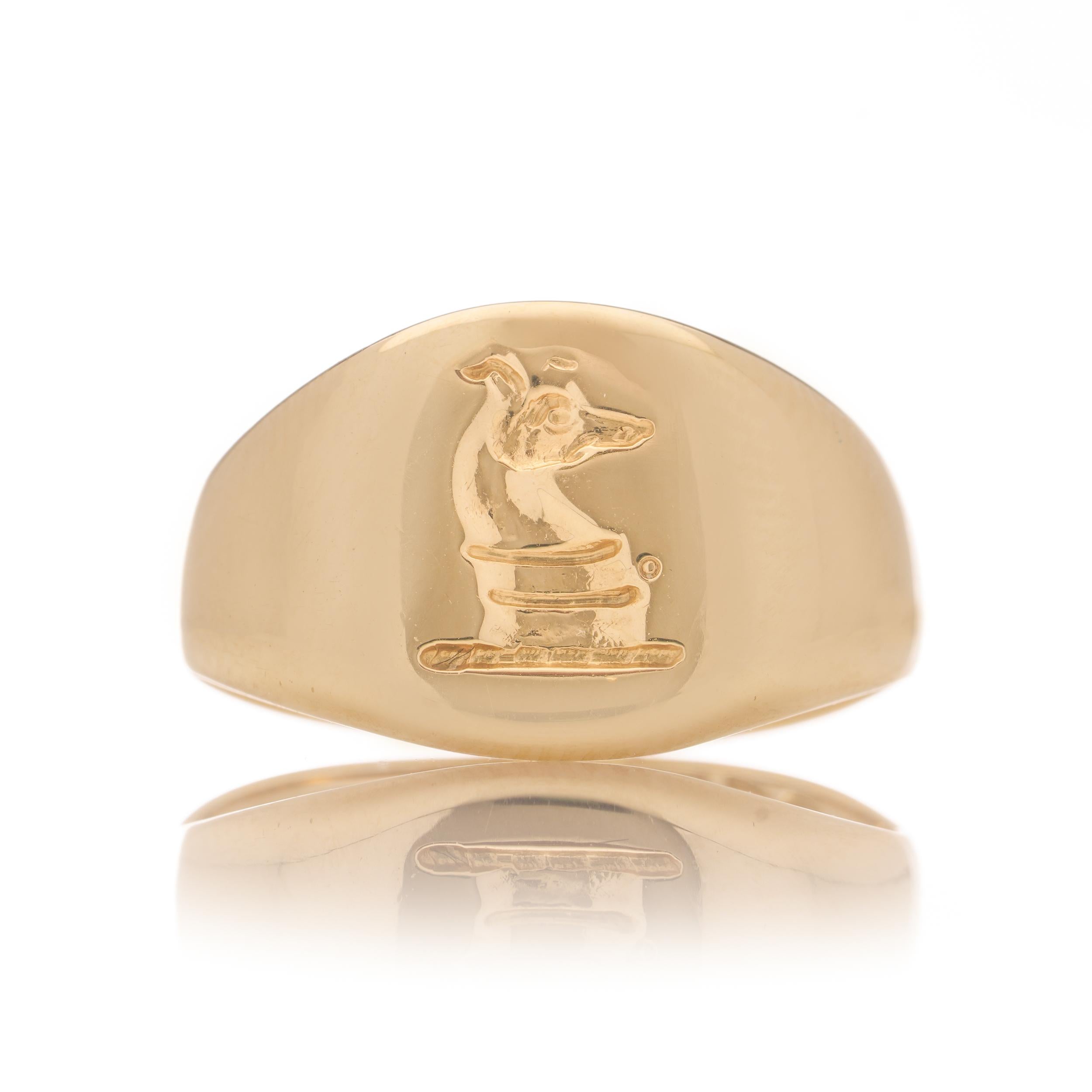 Edwardian 18kt. yellow gold pinky signet ring featuring a dog In Good Condition In Braintree, GB
