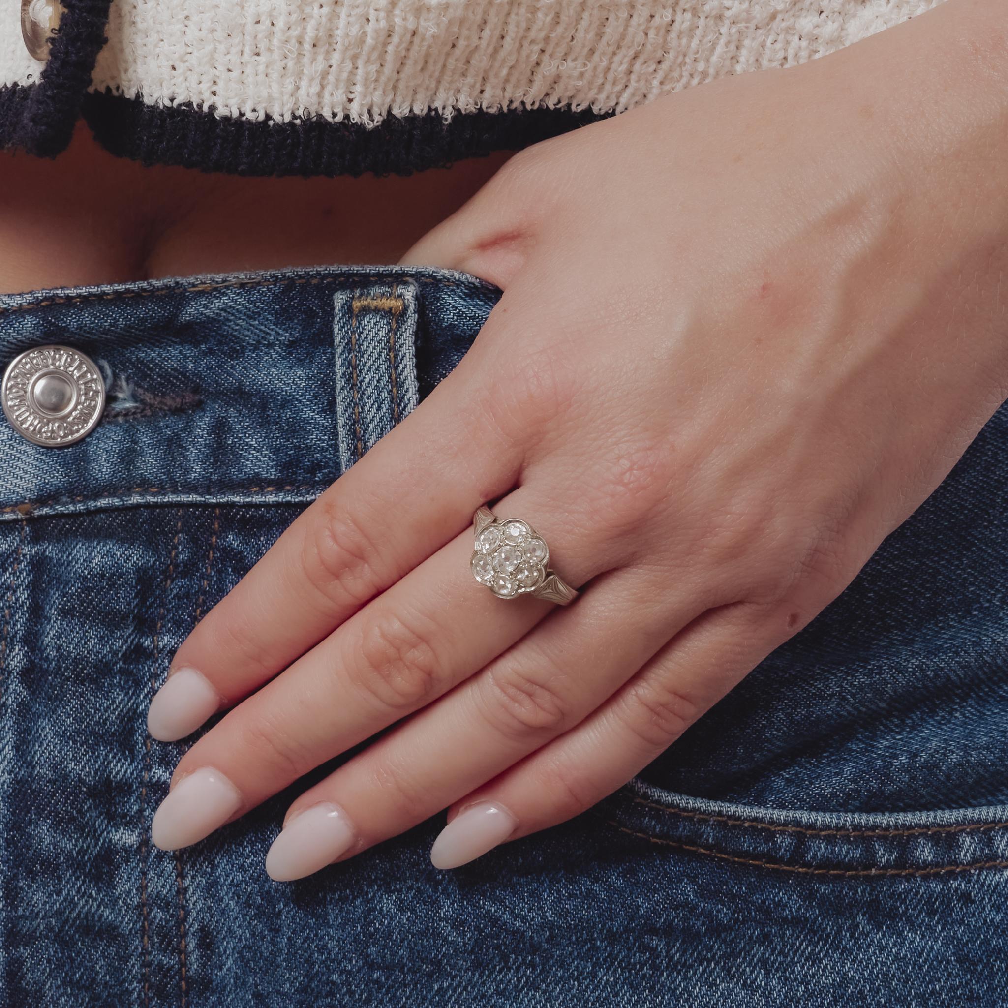 Ein eleganter edwardianischer Ring aus 18 Karat Weißgold mit 1,90 Karat Diamanten im Altminenschliff in der Farbe I und der Reinheit SI, der zeitlosen antiken Charme und Raffinesse ausstrahlt.