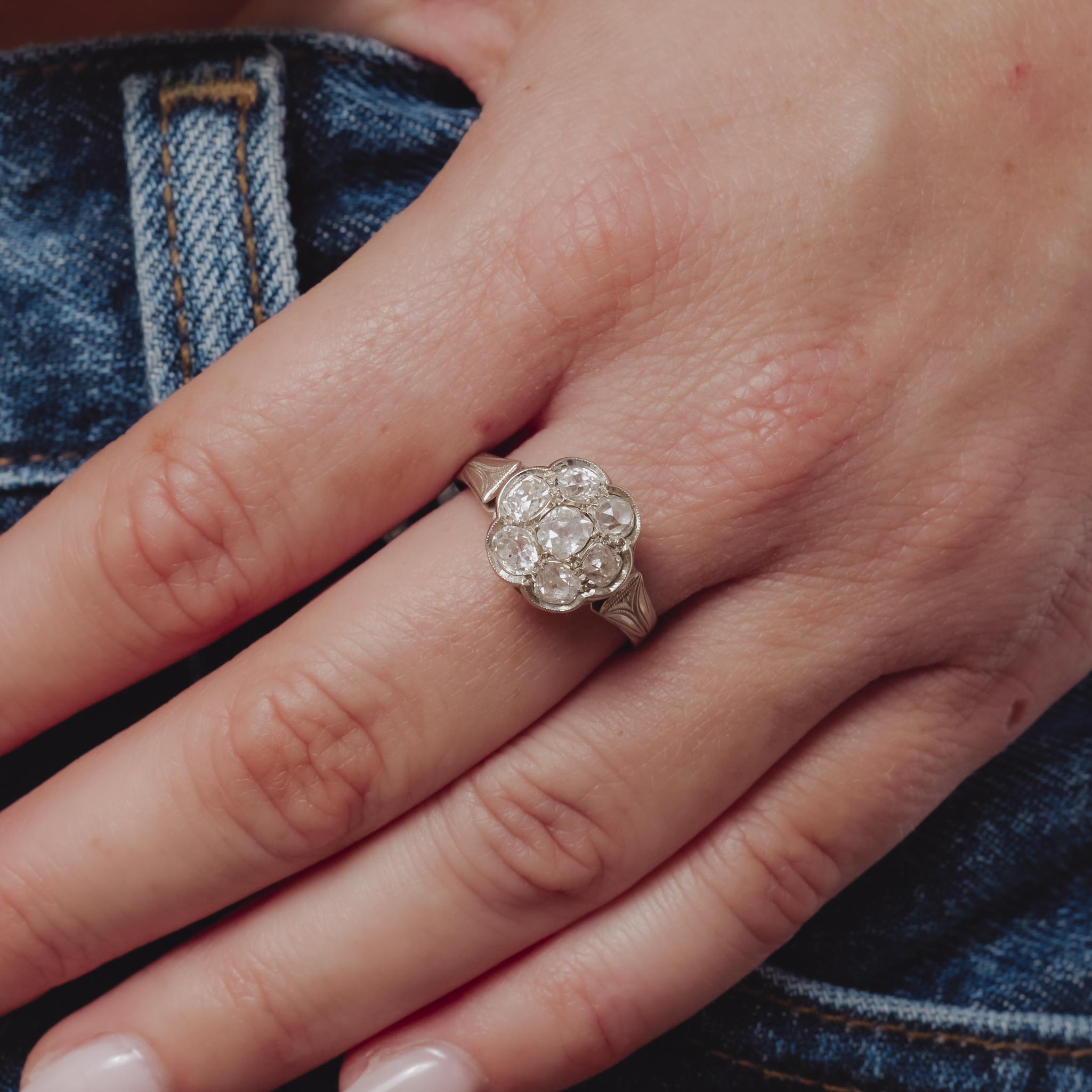 Edwardian 1,90 Karat Gesamtgewicht Diamant 18k Weißgold-Cluster-Ring im Zustand „Gut“ im Angebot in Beverly Hills, CA