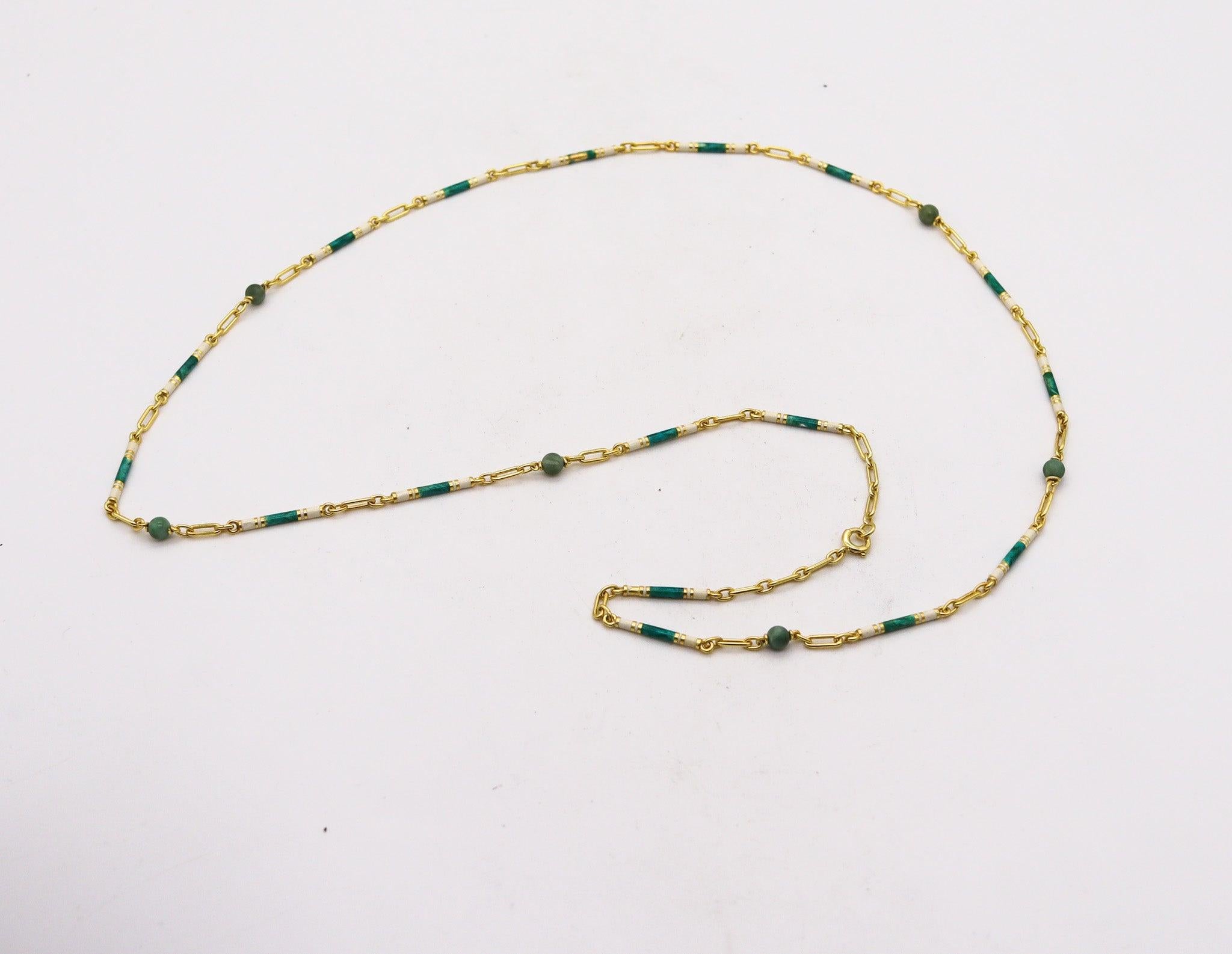 Edoardiano EDWARDIAN 1900-1905 Catena smaltata verde guilloché in oro 14Kt con perle di giada in vendita