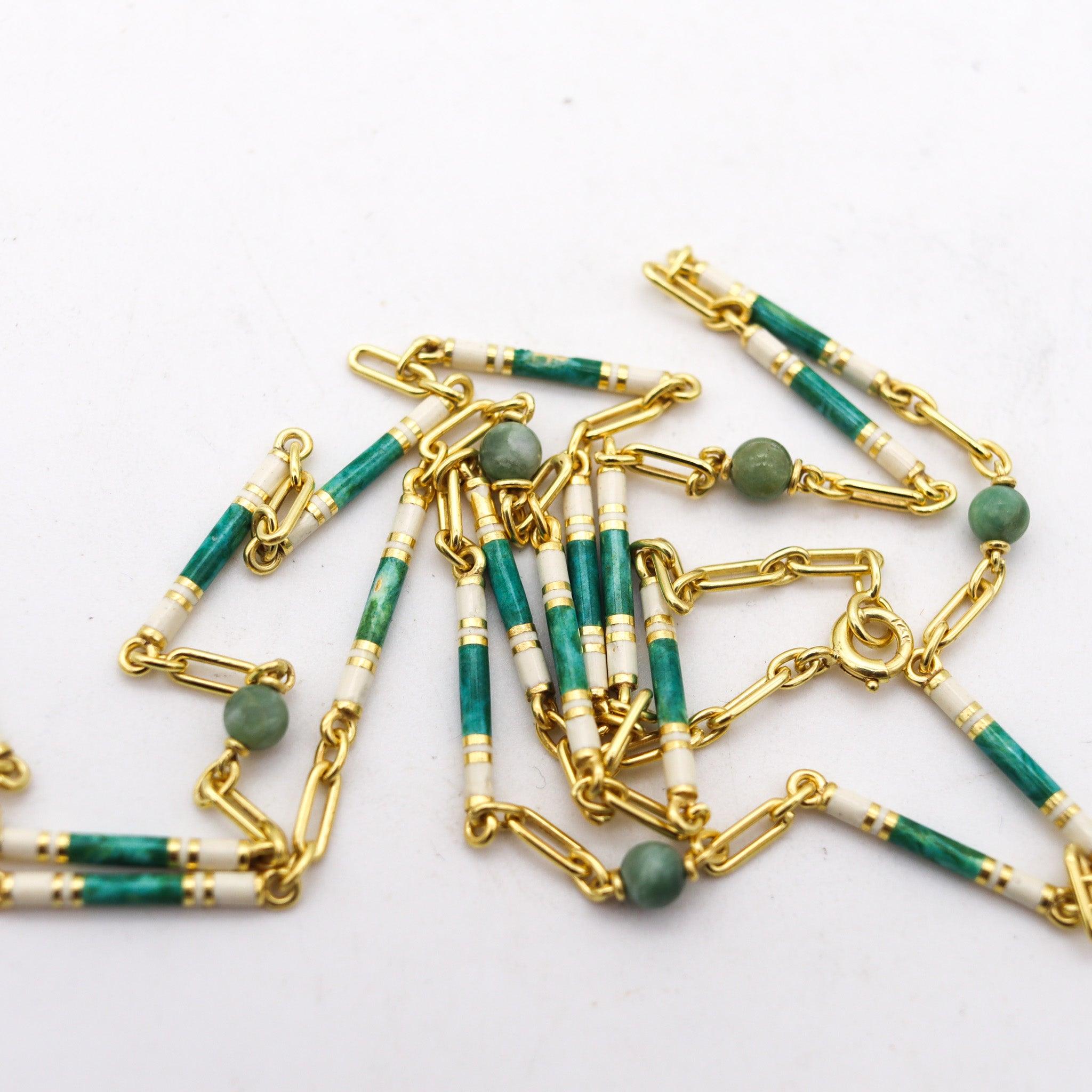 Taglio rotondo EDWARDIAN 1900-1905 Catena smaltata verde guilloché in oro 14Kt con perle di giada in vendita