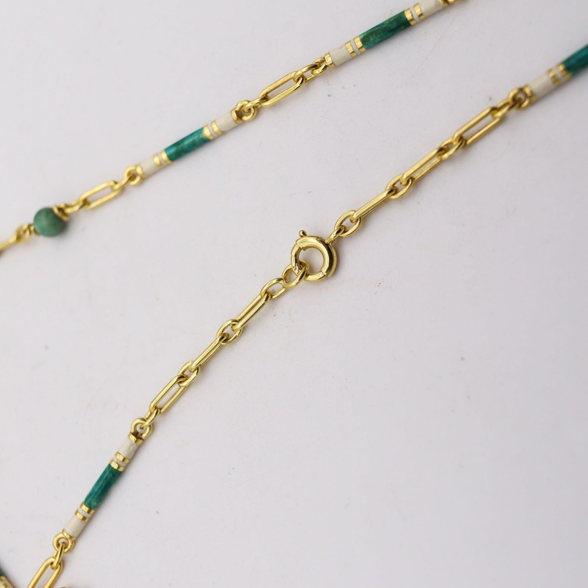 EDWARDIAN 1900-1905 Catena smaltata verde guilloché in oro 14Kt con perle di giada In condizioni ottime in vendita a Miami, FL