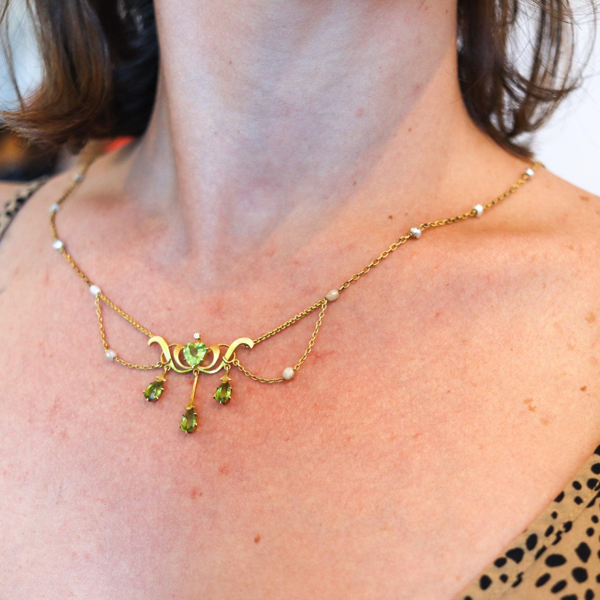 Collana edoardiana con peridoti e perle naturali.

Si tratta di una bellissima collana antica, creata in America durante il periodo edoardiano in stile art-nouveau, nel 1900. La collana è stata realizzata in modo eccezionale con disegni organici