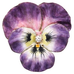 Broche 1900 édouardienne en or 14Kt émaillée d'une fleur de Pensée violette avec diamant
