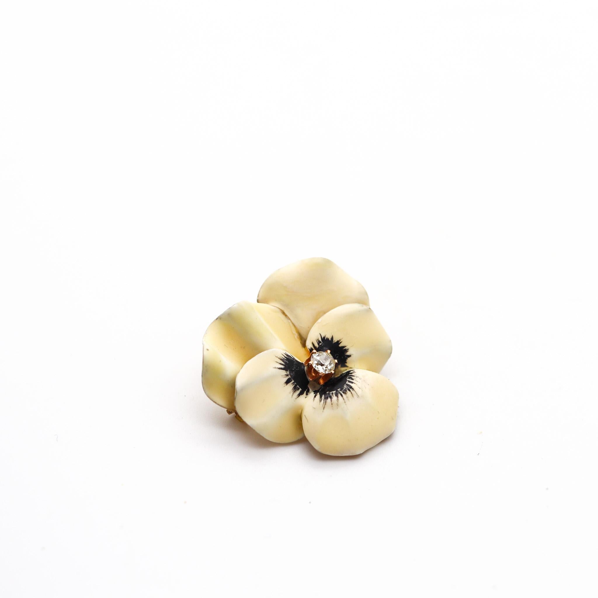 Emaillierte weiße Stiefmütterchen-Blumenbrosche aus 14 Karat Gold mit Diamanten, Edwardian, 1900 (Rosenschliff) im Angebot