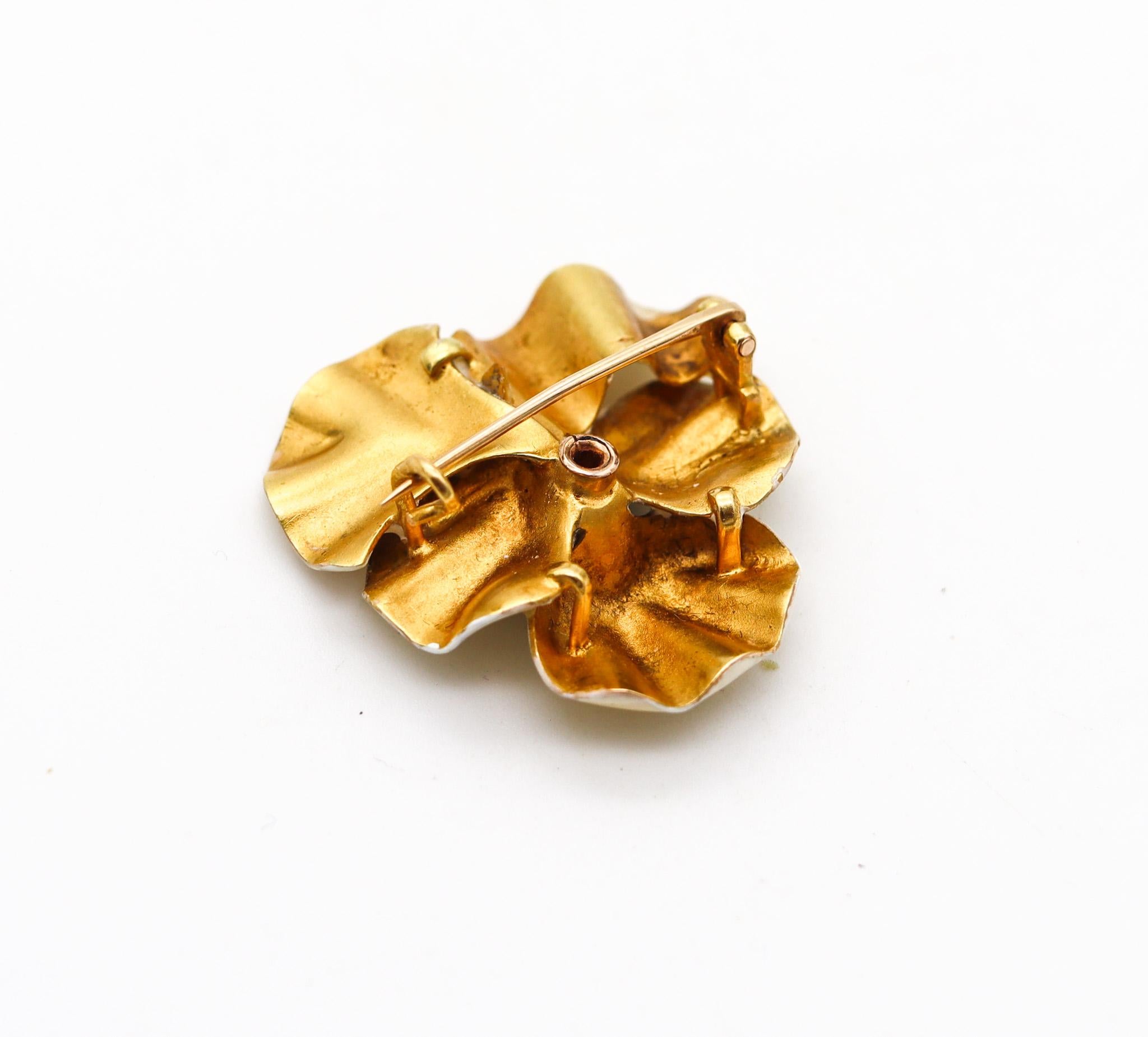 Emaillierte weiße Stiefmütterchen-Blumenbrosche aus 14 Karat Gold mit Diamanten, Edwardian, 1900 im Zustand „Hervorragend“ im Angebot in Miami, FL