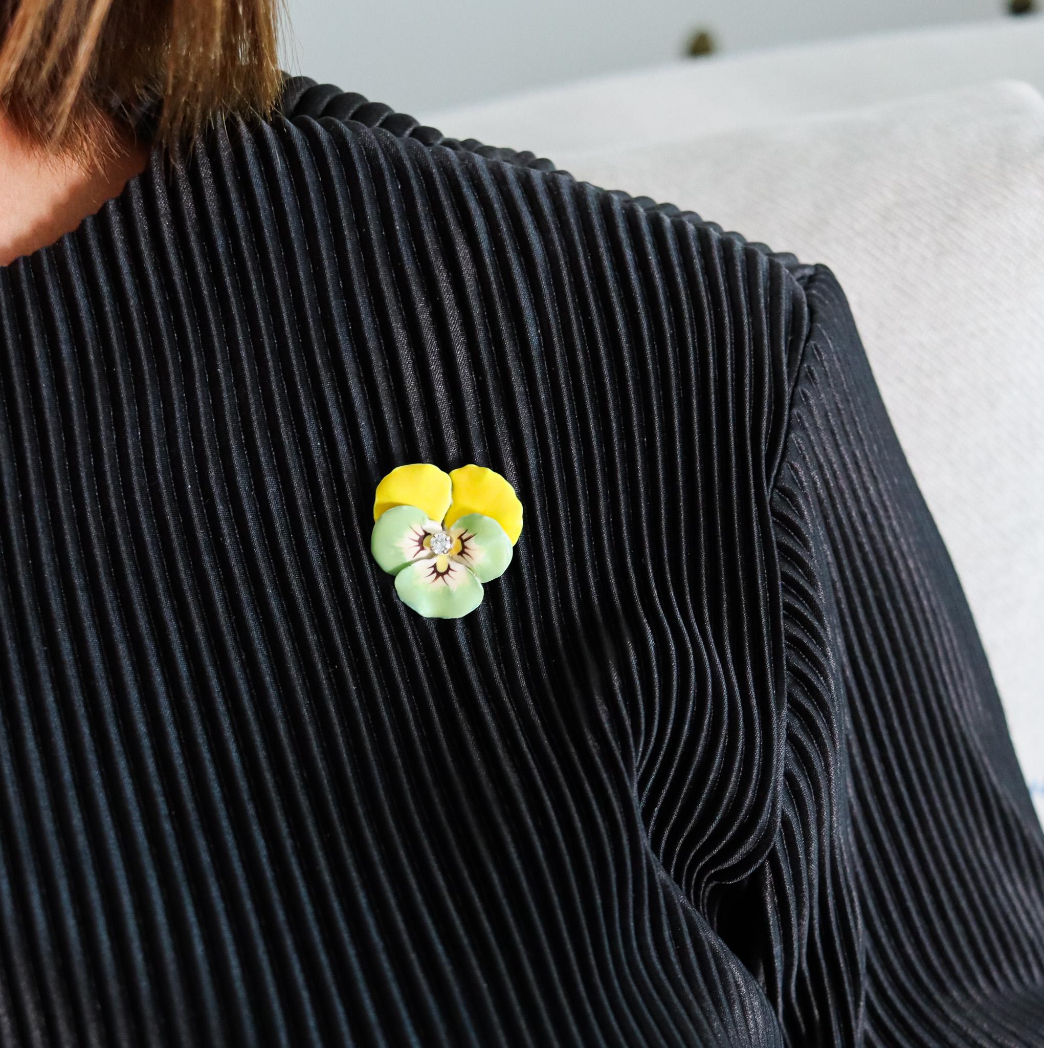 De las mujeres Broche eduardiano de 1900 con pensamiento esmaltado en amarillo verde y oro de 14 quilates con diamantes en venta