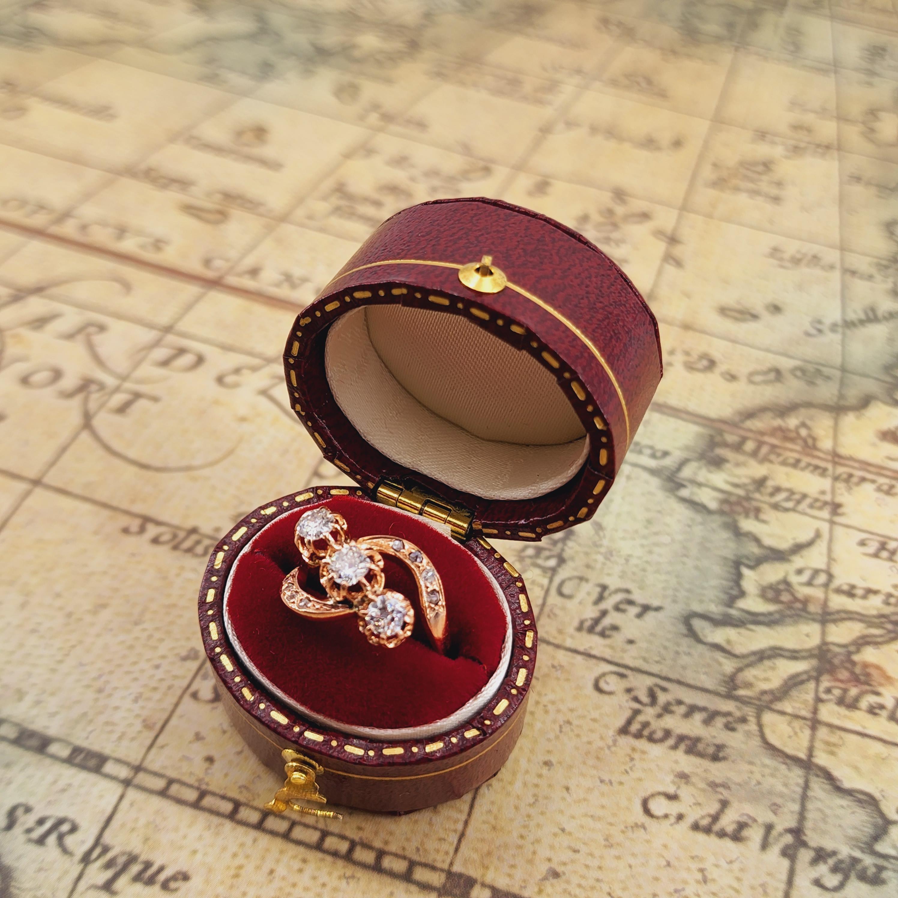 Fai un salto indietro nel tempo con questo squisito anello di epoca edoardiana del 1910, uno splendido esempio di eleganza e maestria vintage. Questo anello è meticolosamente realizzato in oro rosa 18kt e platino, mostrando un'armoniosa miscela di