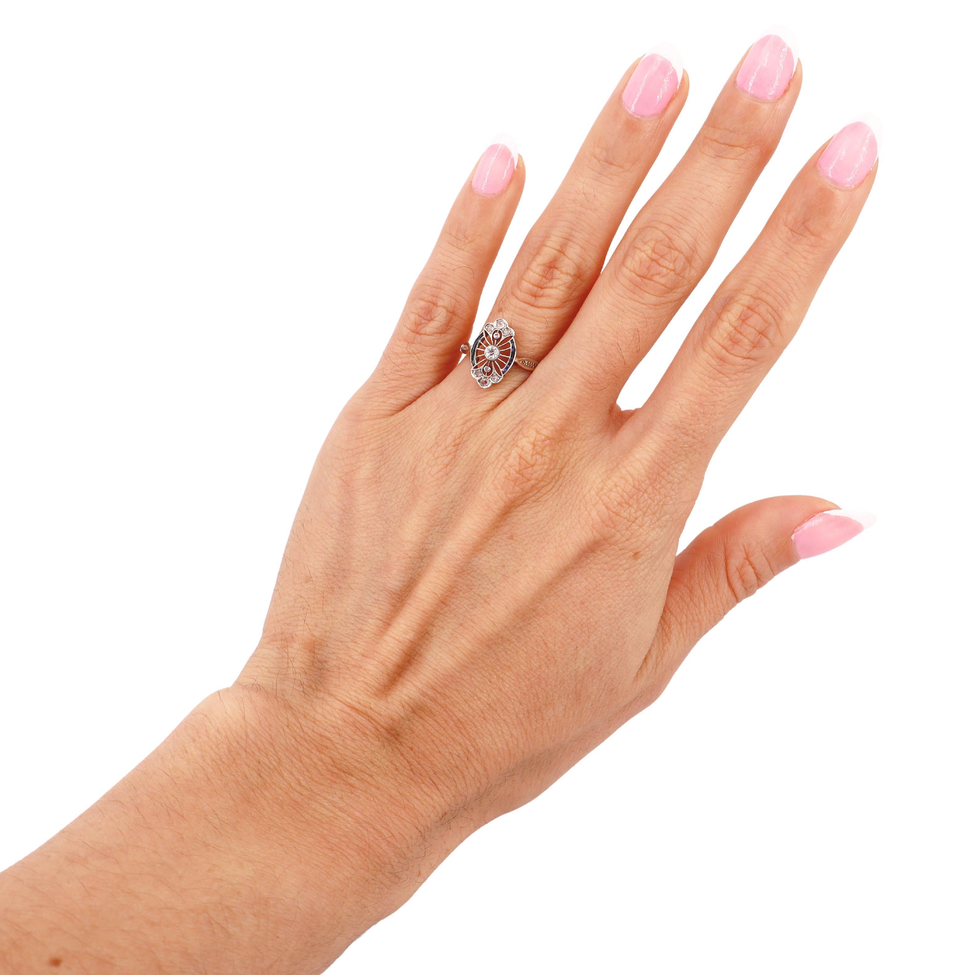 Cette exquise bague édouardienne en filigrane, fabriquée au début des années 1900, est une belle représentation des motifs gracieux et complexes de l'époque. Making Works with 18kt yellow gold and a platinum top, the ring features delicate filigree