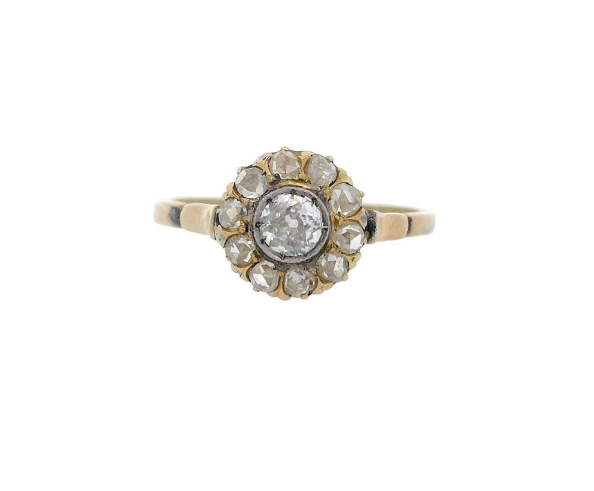 Cette superbe bague Eleg, fabriquée entre 1900 et 1910, témoigne de l'élégance délicate et de l'artisanat complexe qui caractérisent cette période. Réalisée en or jaune 18 carats, elle présente un design intemporel qui met l'accent sur la finesse