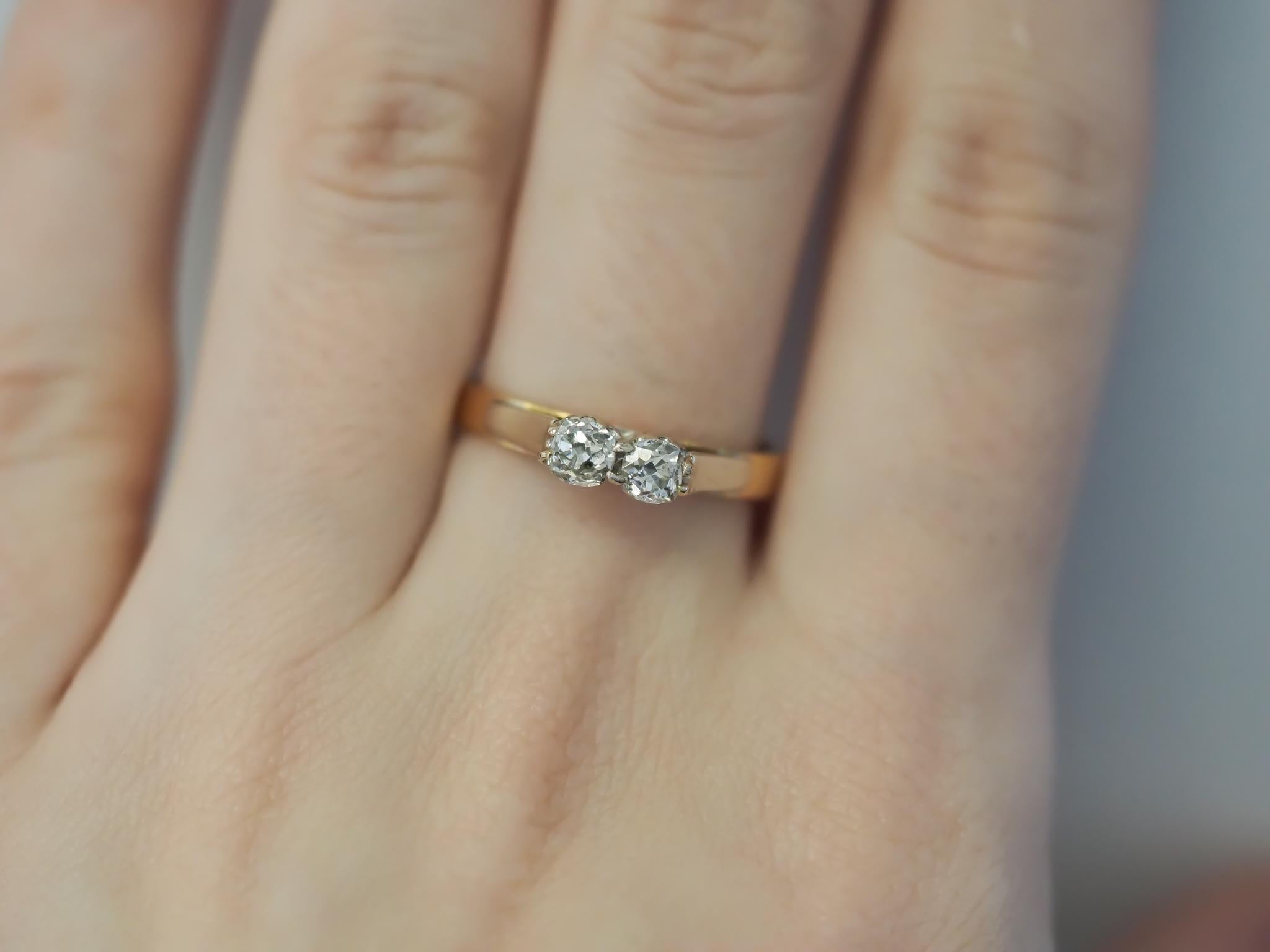 Edwardian 1900s 14K Yellow Gold Two Stone Old Mine Diamond Ring For Sale 5