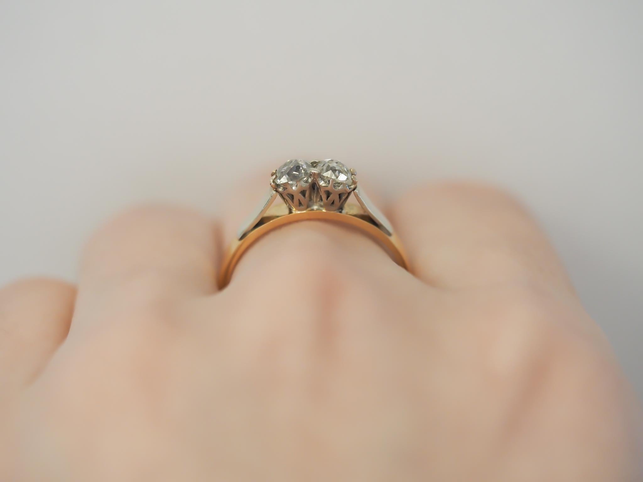 Edwardian 1900s 14K Yellow Gold Two Stone Old Mine Diamond Ring For Sale 6