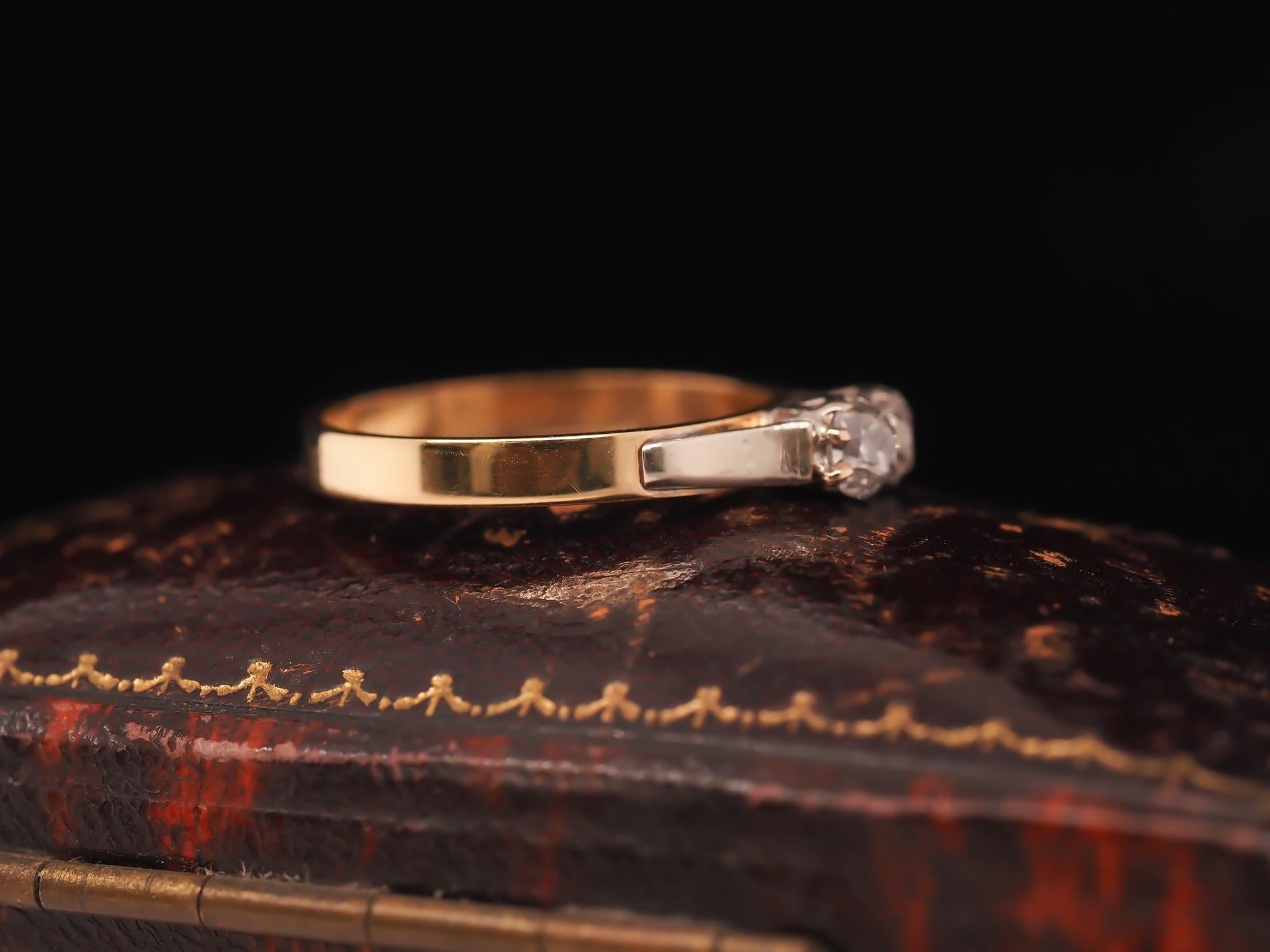 Women's Edwardian 1900s 14K Yellow Gold Two Stone Old Mine Diamond Ring For Sale