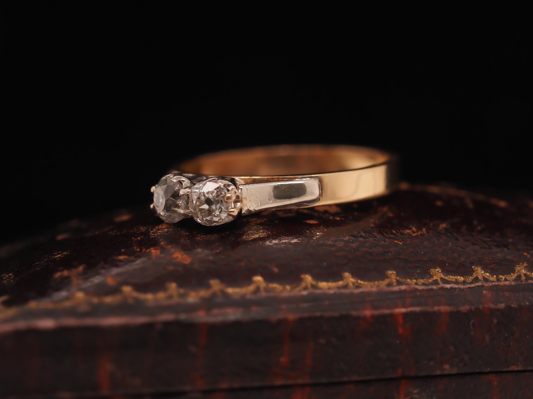 Edwardian 1900s 14K Yellow Gold Two Stone Old Mine Diamond Ring For Sale 3