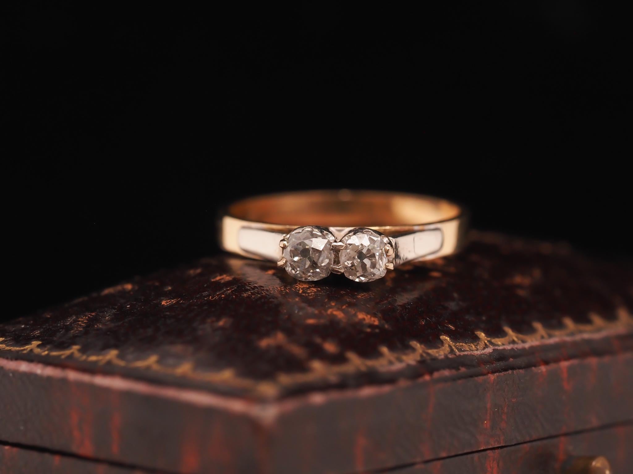 Edwardian 1900s 14K Yellow Gold Two Stone Old Mine Diamond Ring For Sale 4