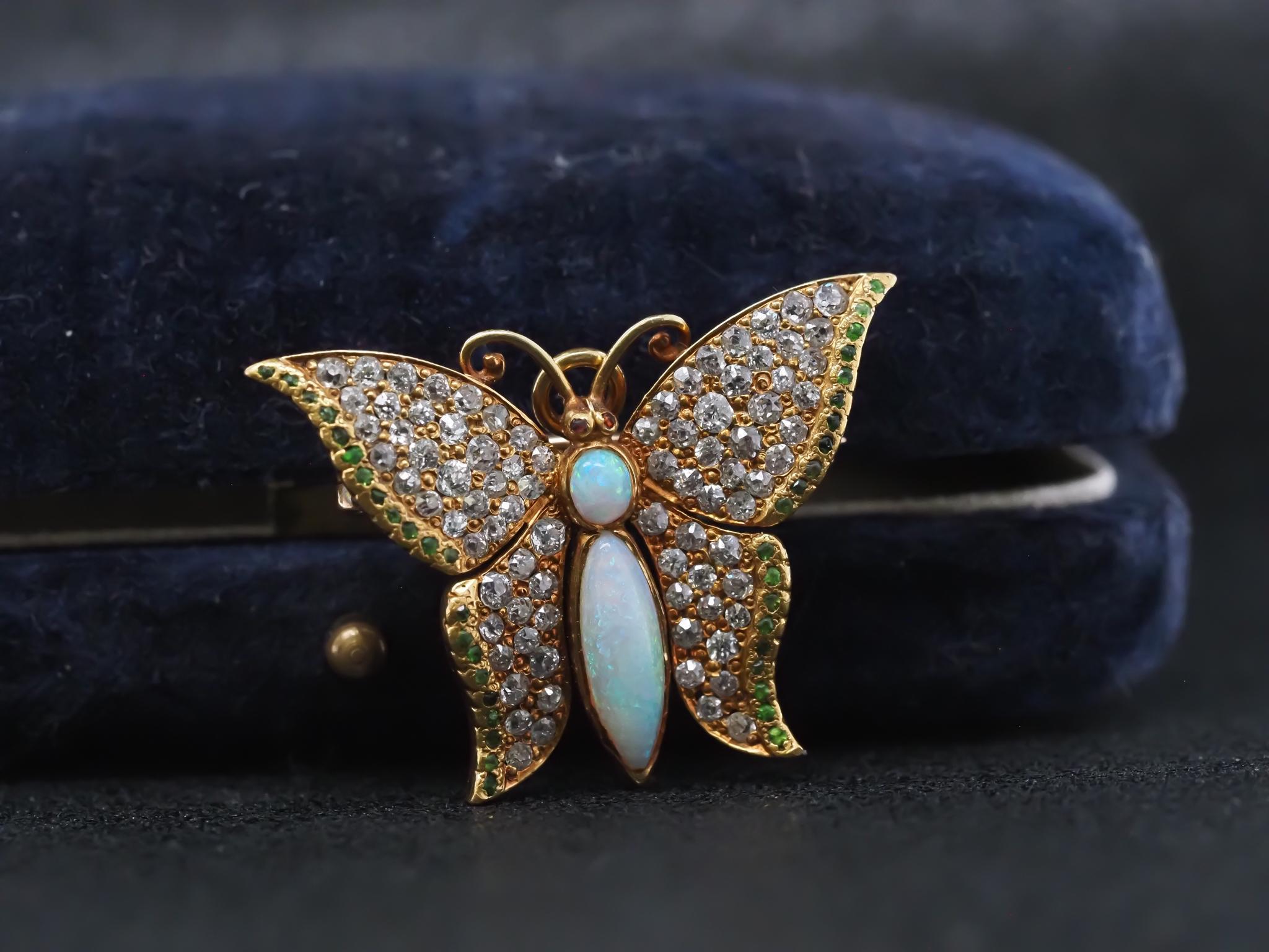 Cabochon Ciondolo a farfalla con granato demantoide e opale di vecchia estrazione del 1900. in vendita