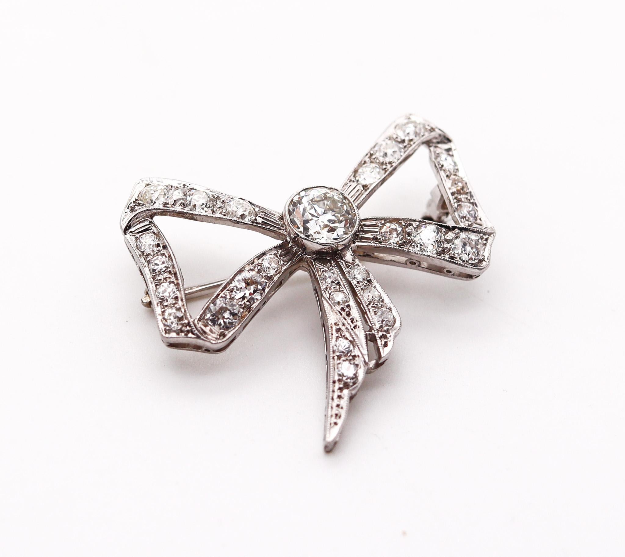 Taille vieille Europe Broche édouardienne Belle Époque 1905 en platine avec nœud papillon et diamants de 3,35 carats en vente